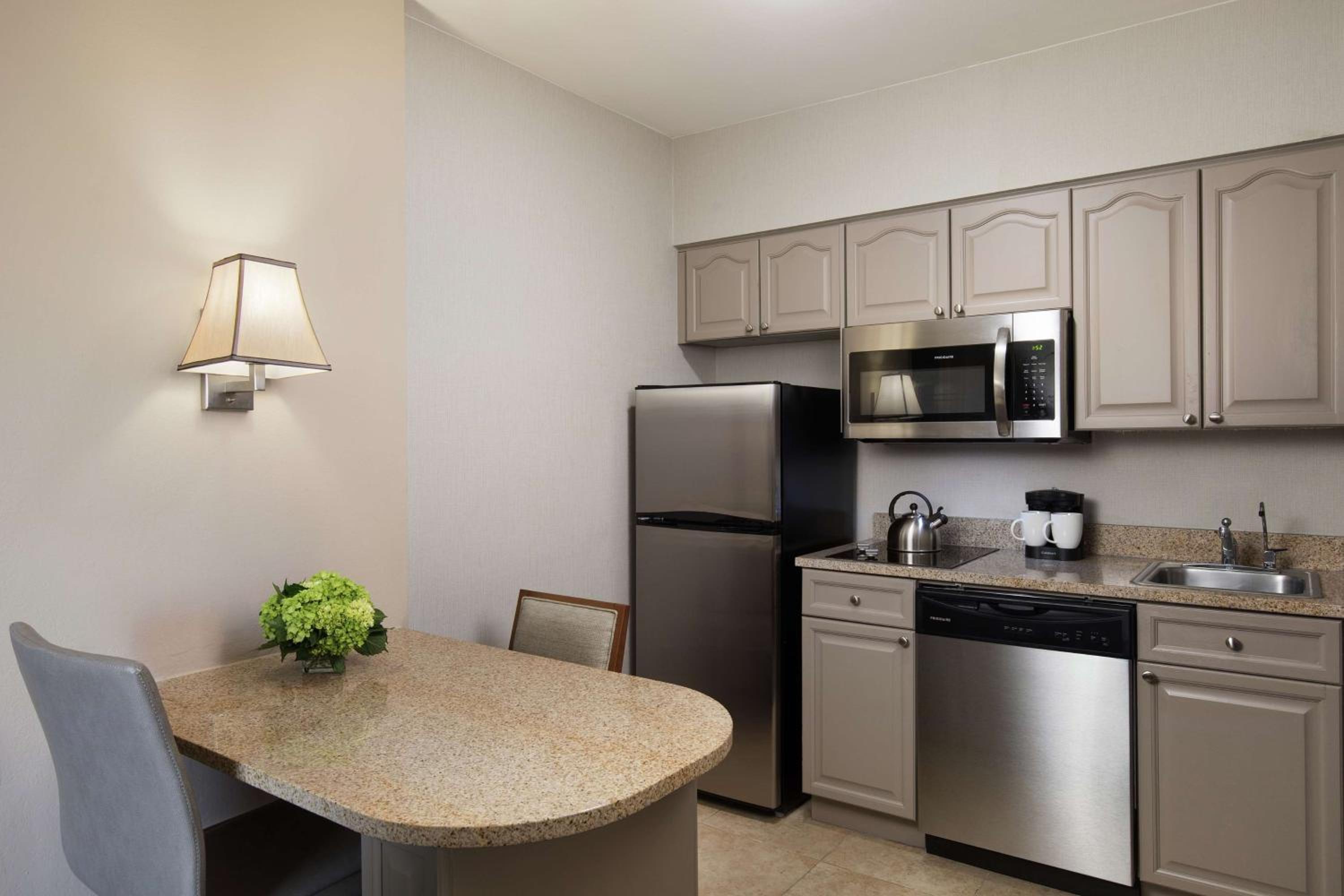 One-Bedroom King Suite - Non-Smoking - Photo 3