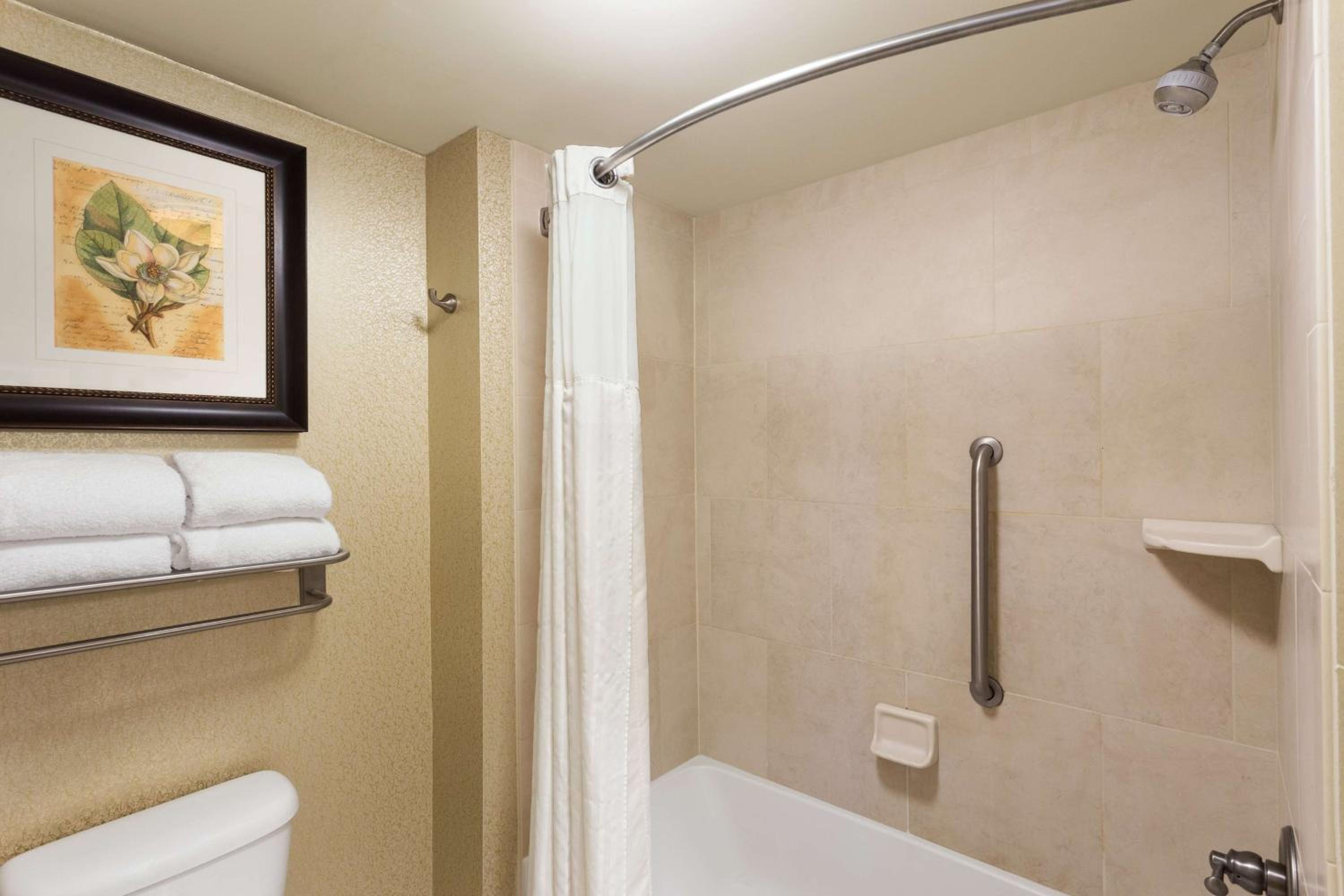 One-Bedroom Queen Suite with Two Queen Beds- Non-Smoking - Photo 3