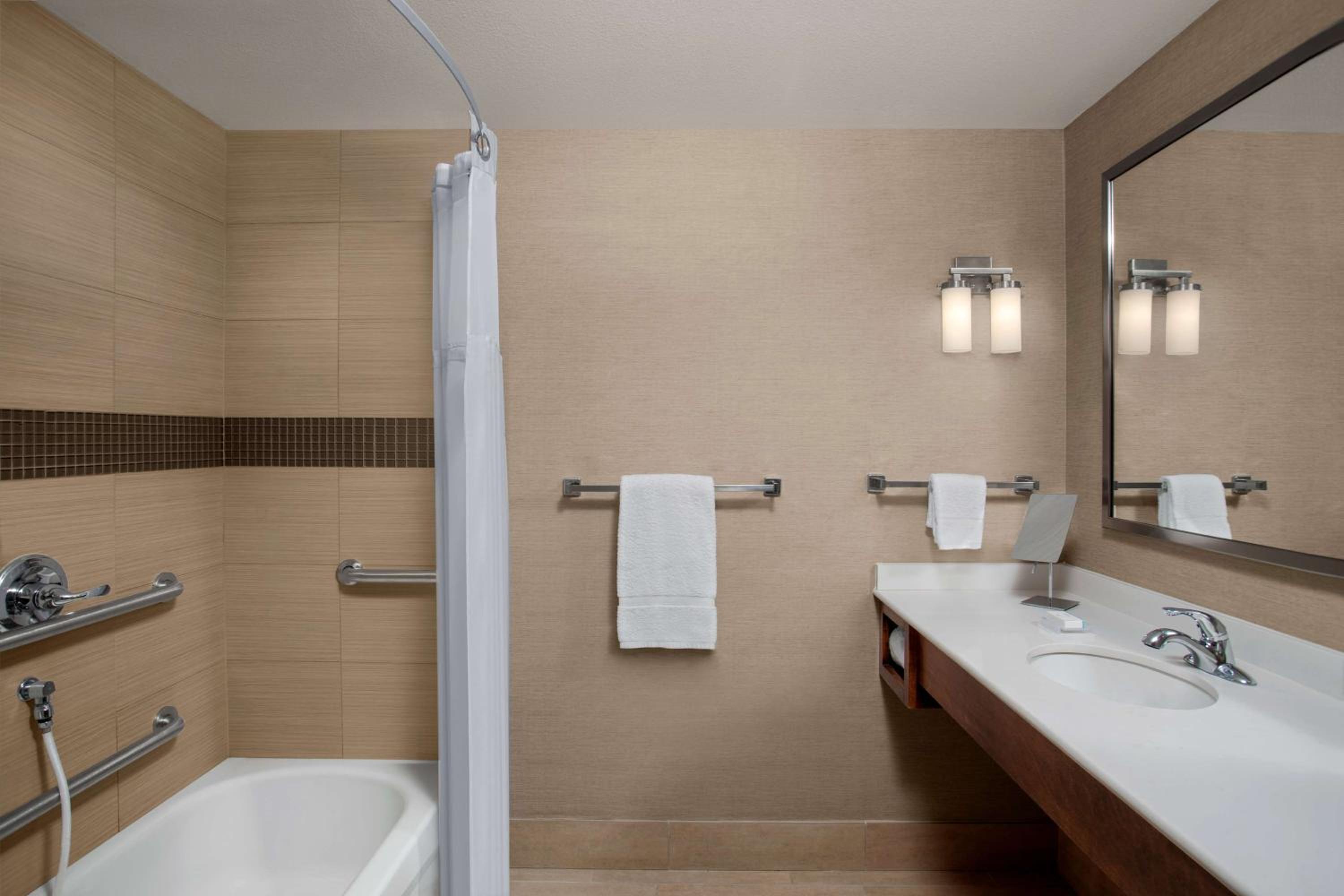 King Room with Accessible Tub - Mobility Access