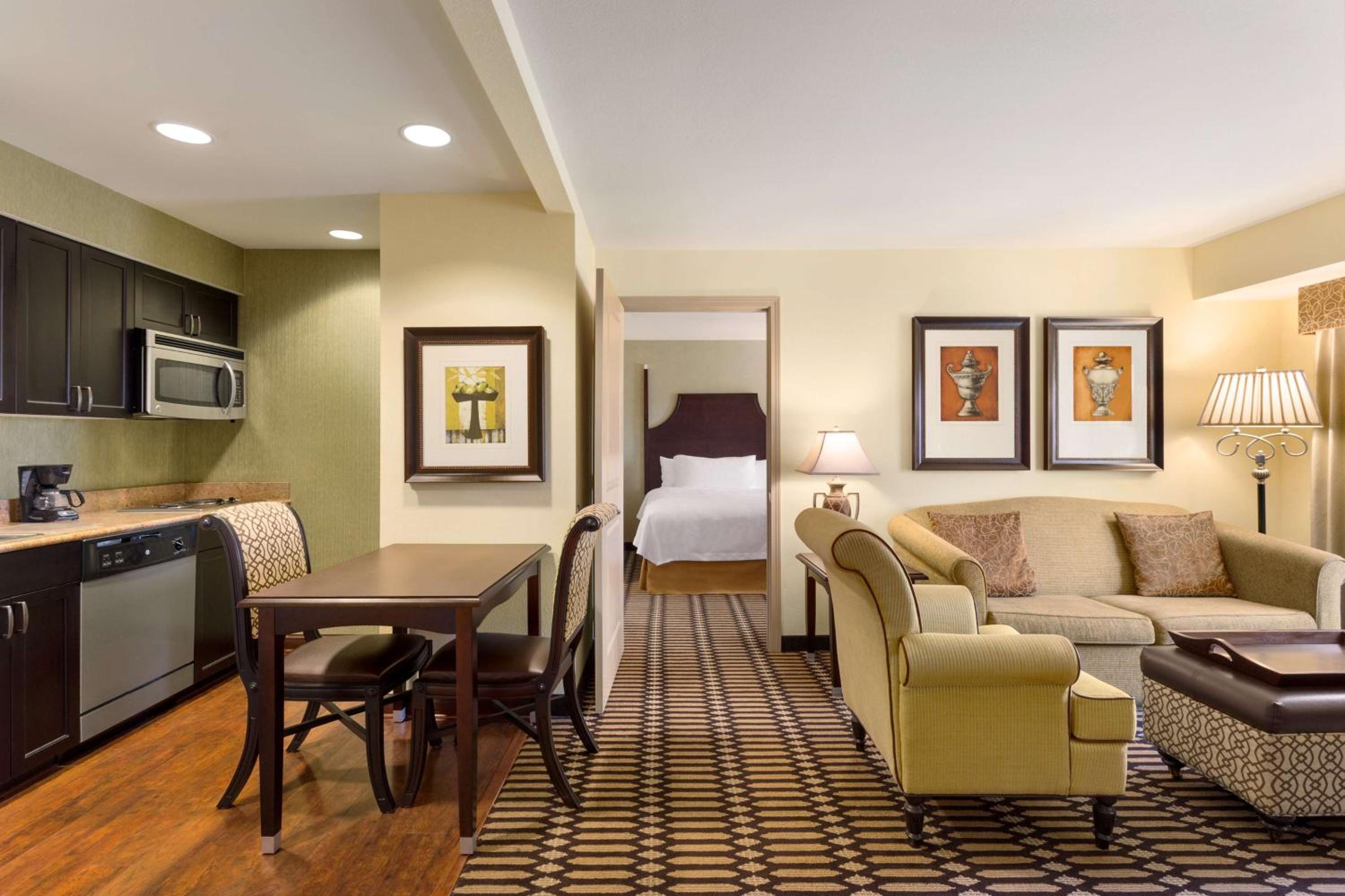 One-Bedroom Queen Suite with Two Queen Beds- Non-Smoking - Photo 2