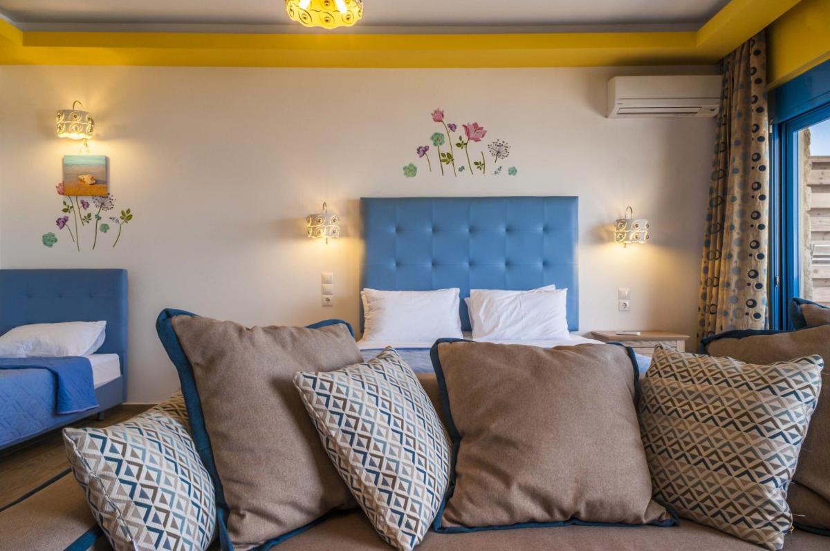 Quadruple Room with Side Sea View photo 3
