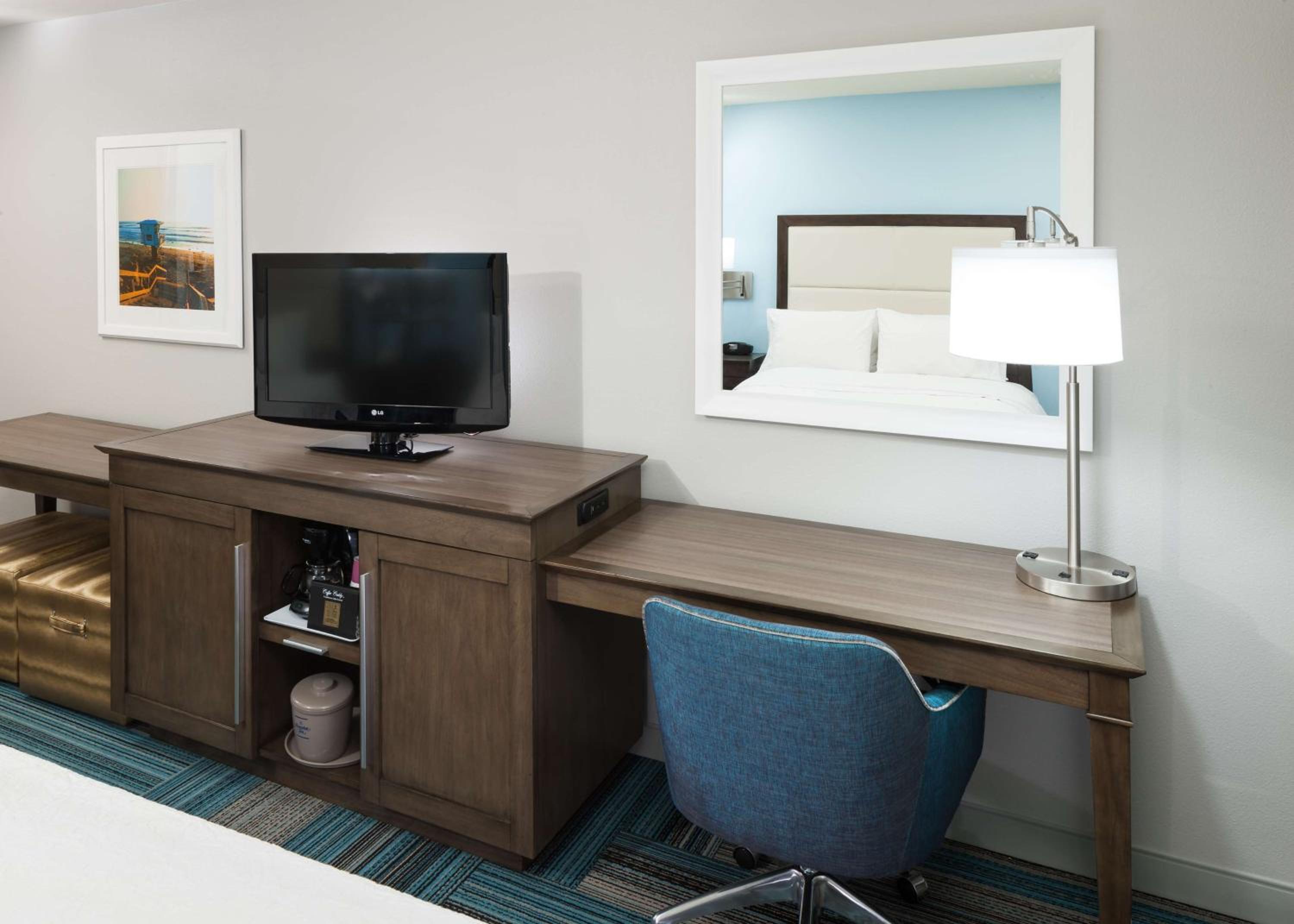 Room with Two Queen Beds - Non-Smoking - Photo 2