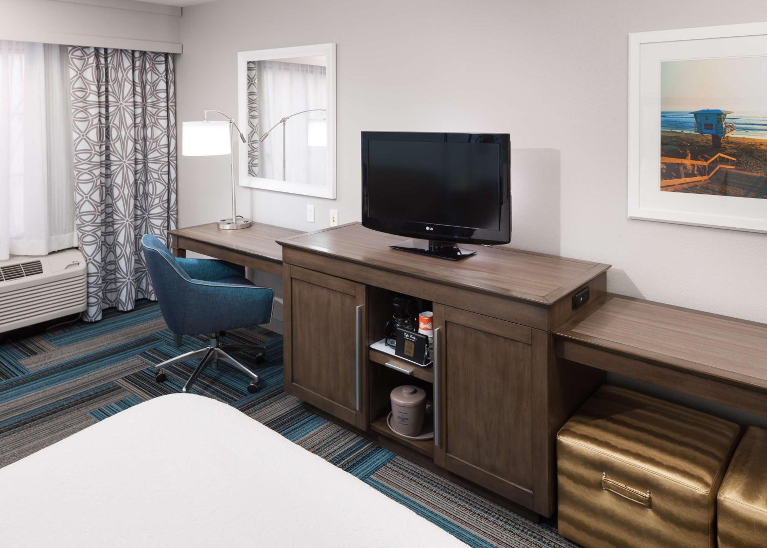 Premium King Room with Sofa Bed - Non-Smoking - Photo 3