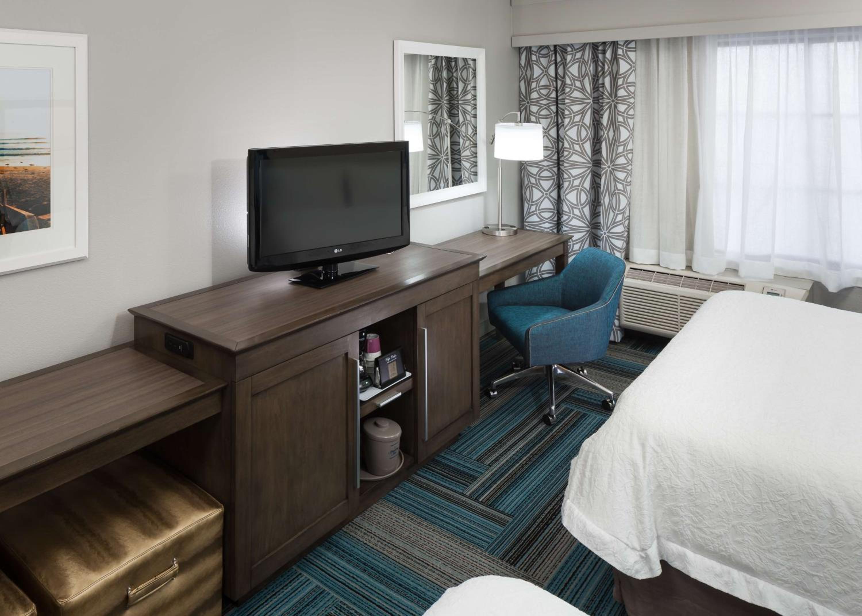Room with Two Queen Beds - Non-Smoking - Photo 3
