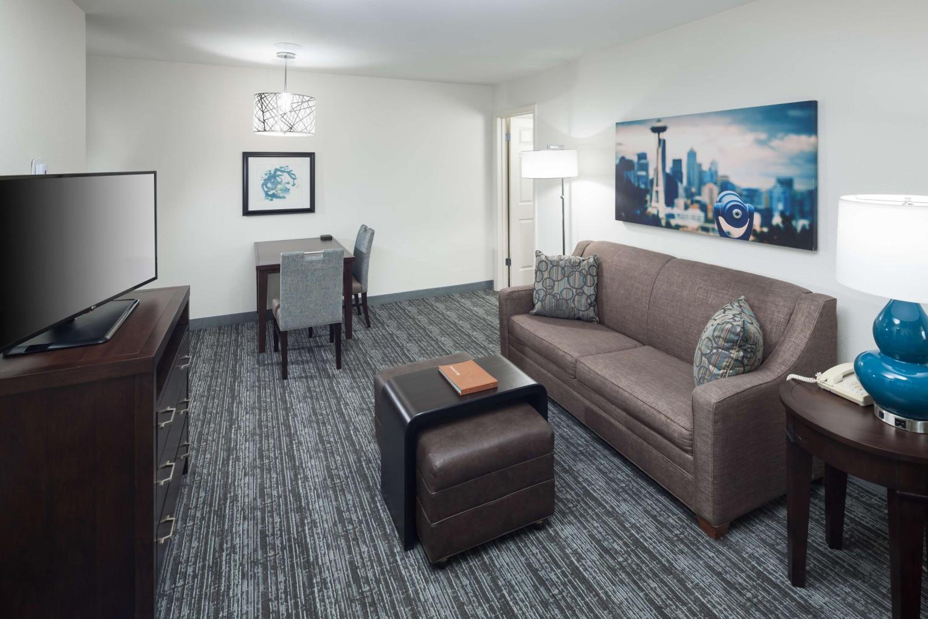 Two-Bedroom Suite with One King And Two Double Beds - Non-Smoking - Photo 4