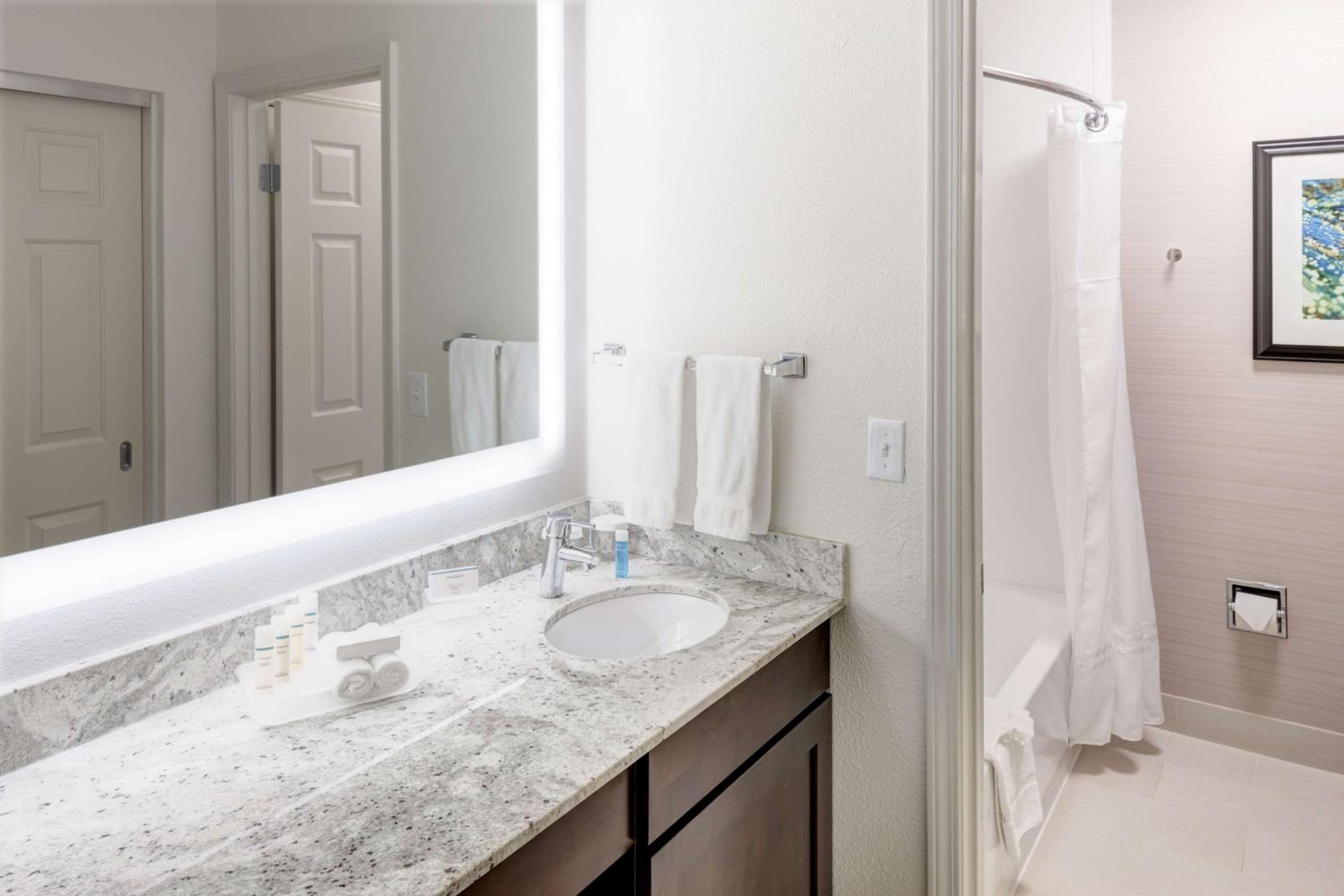 One-Bedroom King Suite - Non-Smoking - Photo 2