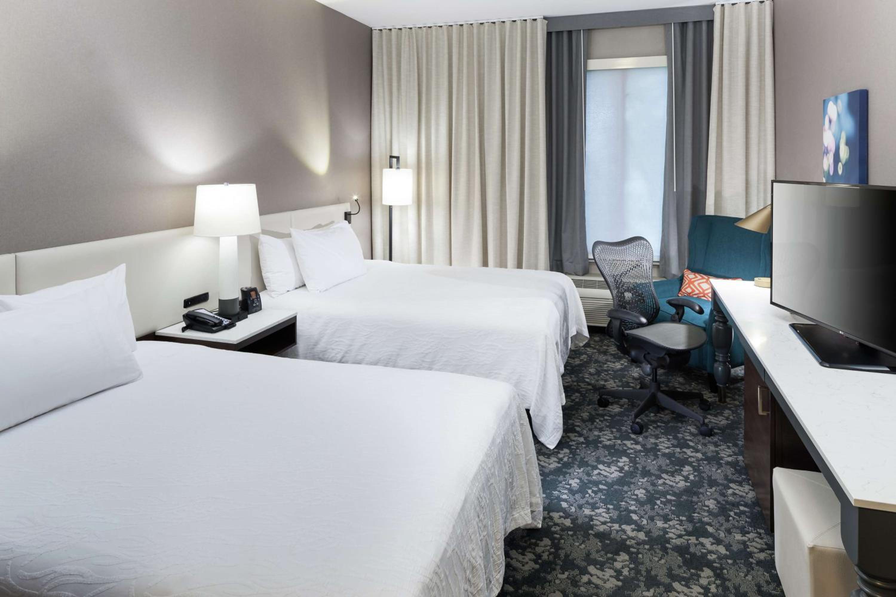 Queen Room with Two Queen Beds - Non-Smoking - Photo 6