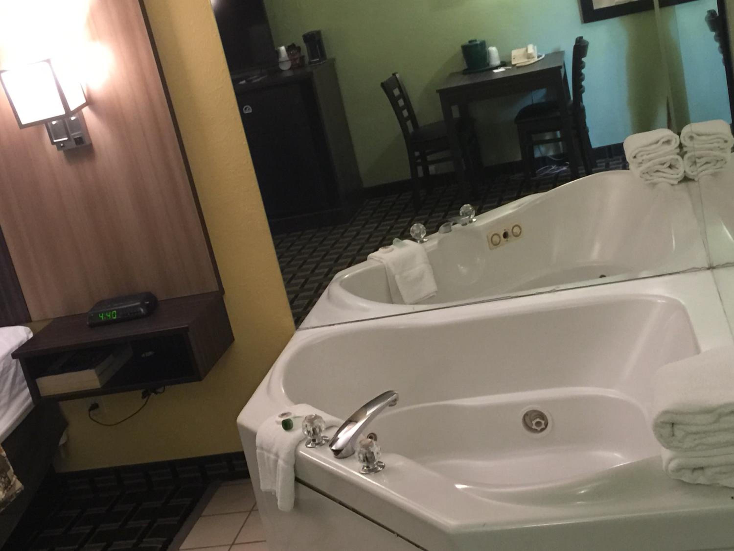 Queen Room with Spa Bath - Smoking - Photo 11