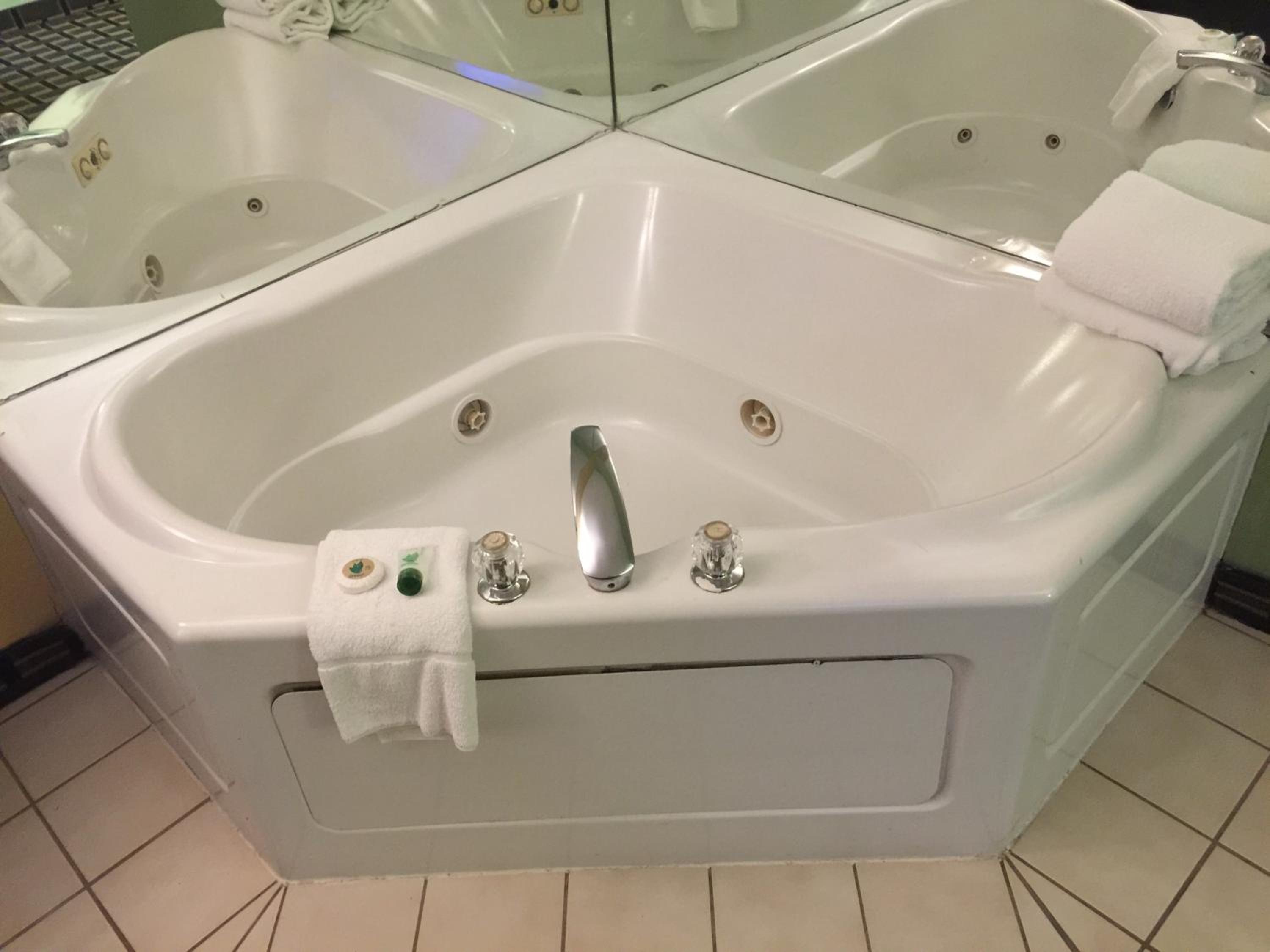 Queen Room with Spa Bath - Smoking - Photo 9