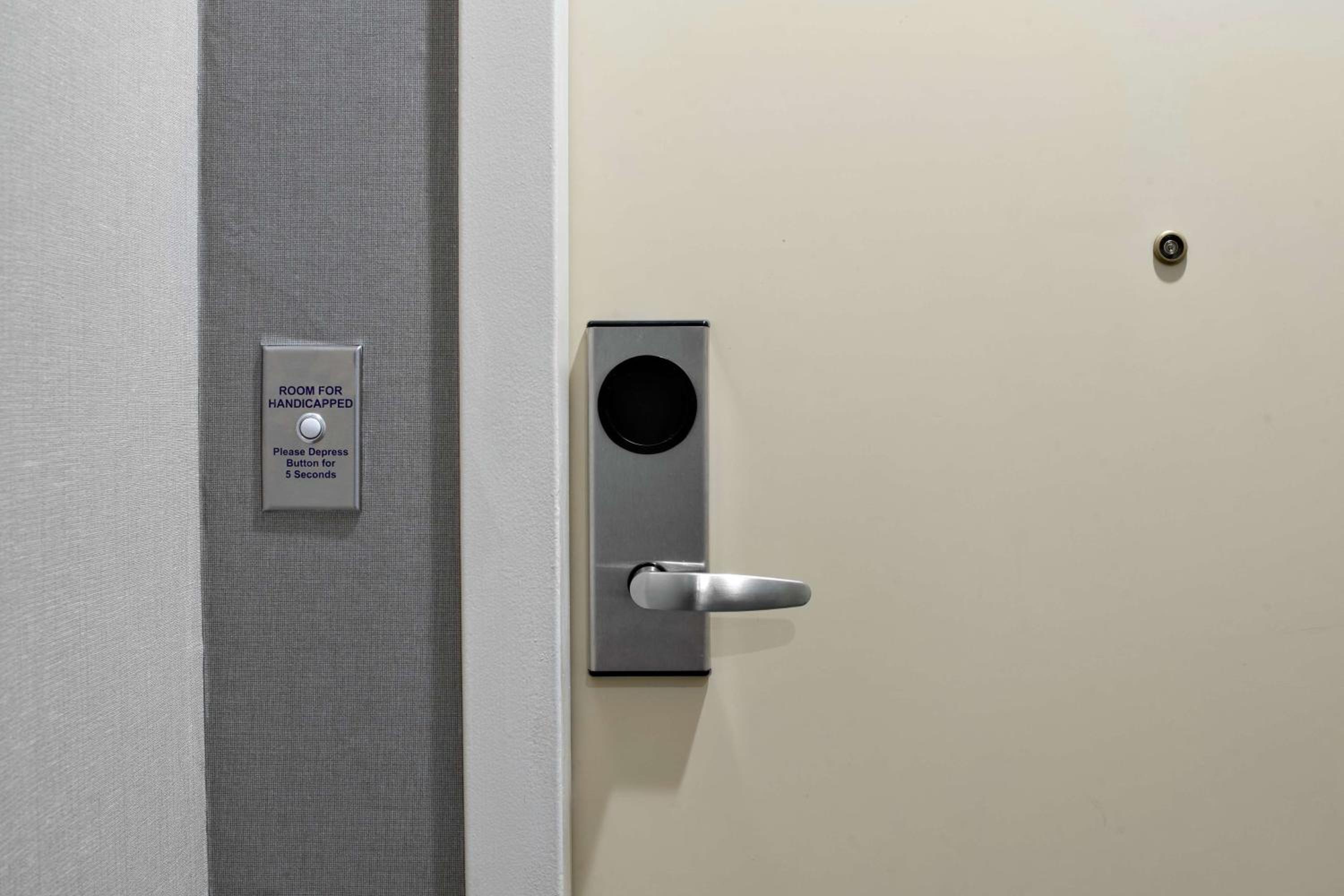King Suite with Kitchenette and Tub - Mobility Accessible - Photo 2
