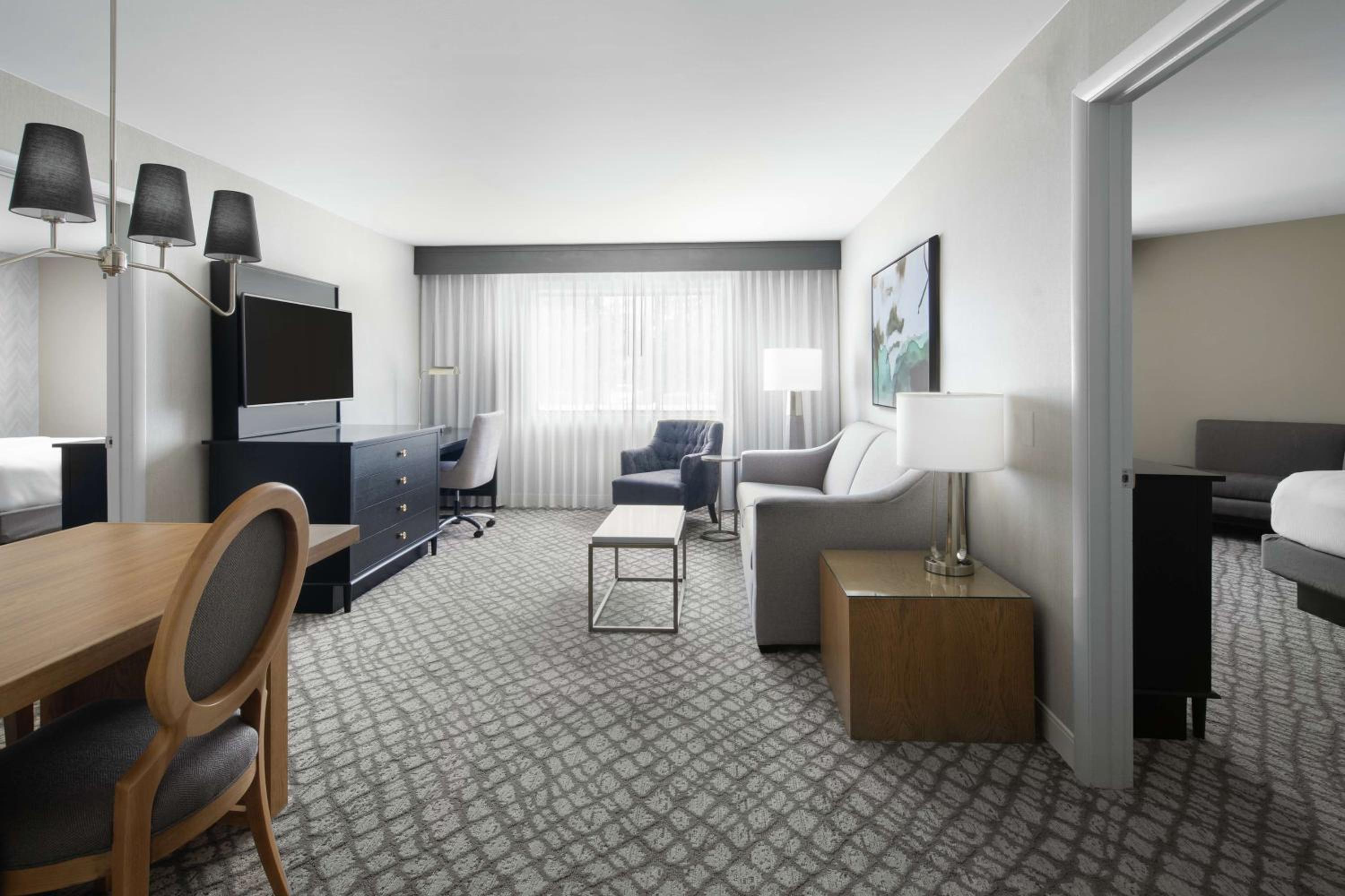 Two-Bedroom Suite with One King Bed or Two Queen Beds and Full Kitchen - Photo 7