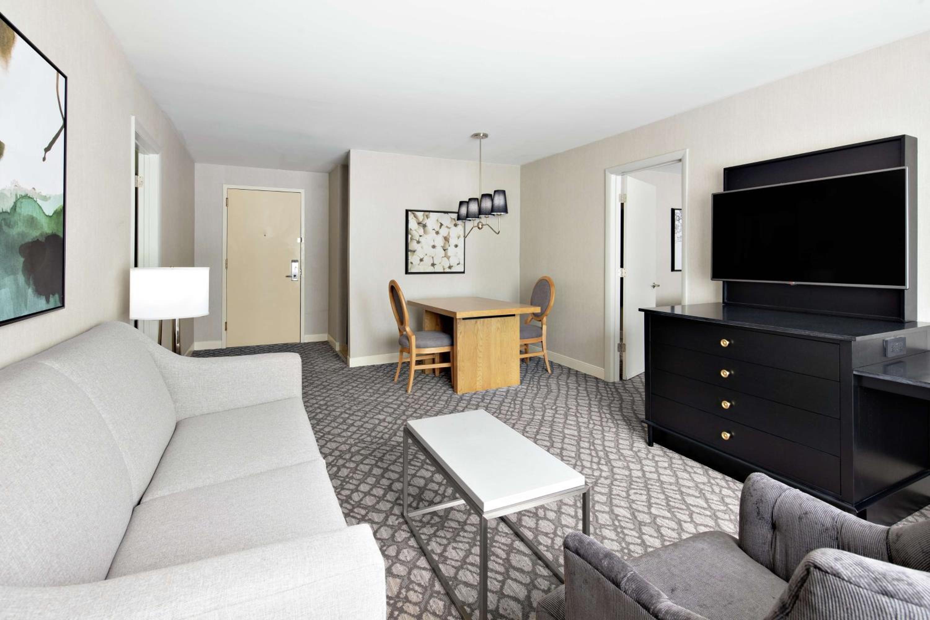 Two-Bedroom Suite with One King Bed or Two Queen Beds and Full Kitchen - Photo 9