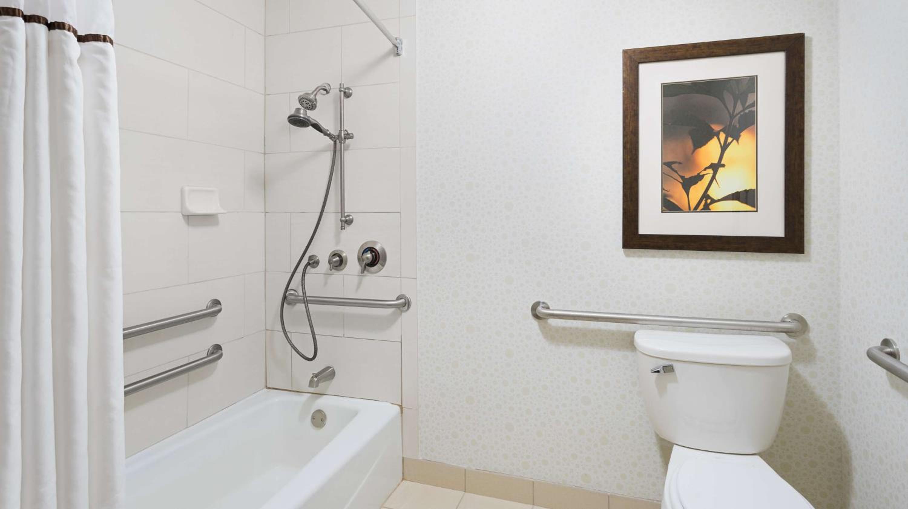 King Suite with Kitchenette and Tub - Mobility Accessible - Photo 3