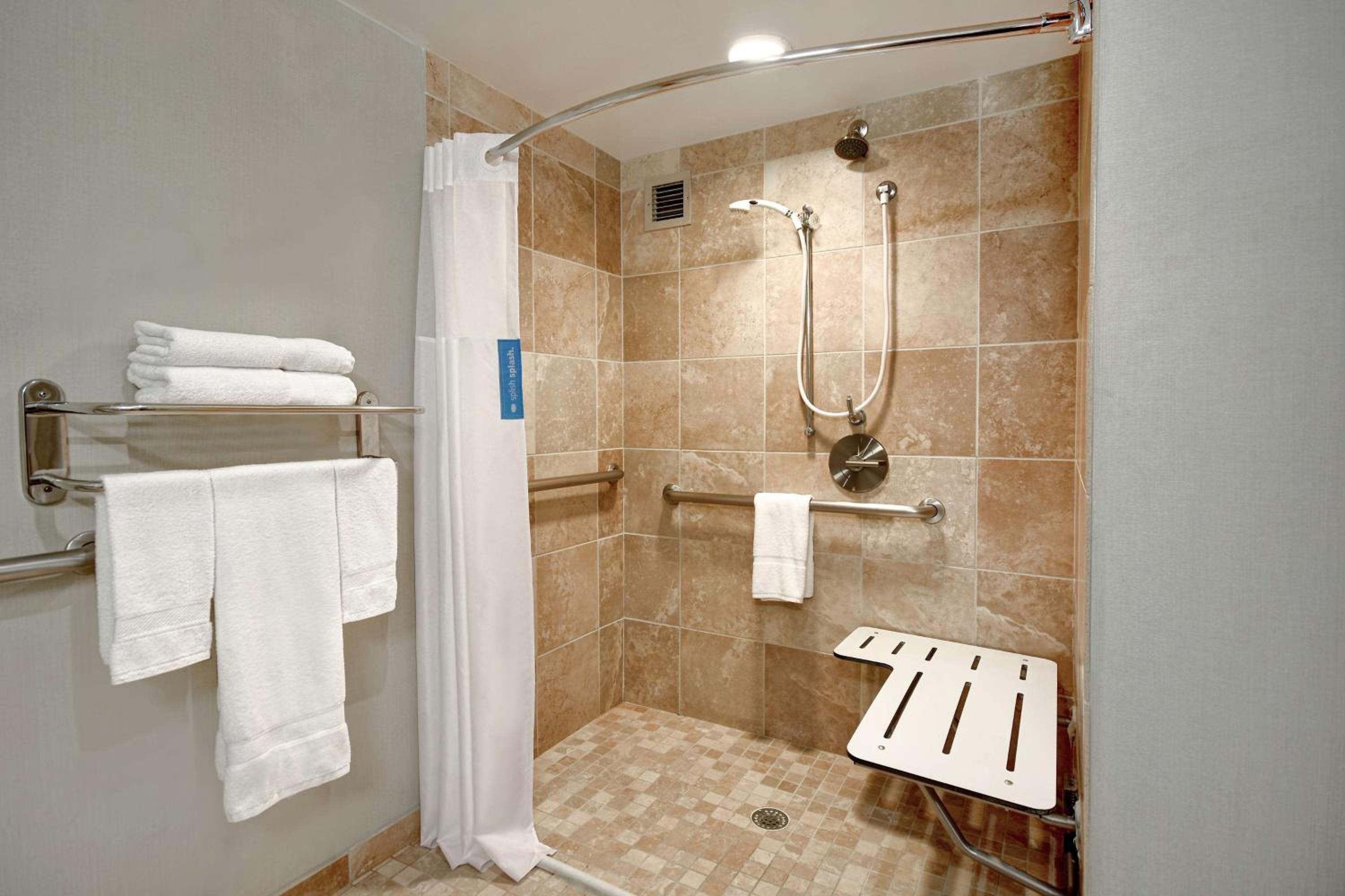 Queen Room with Two Queen Beds and Roll-In Shower - Mobility Access/Non-Smoking - Photo 6