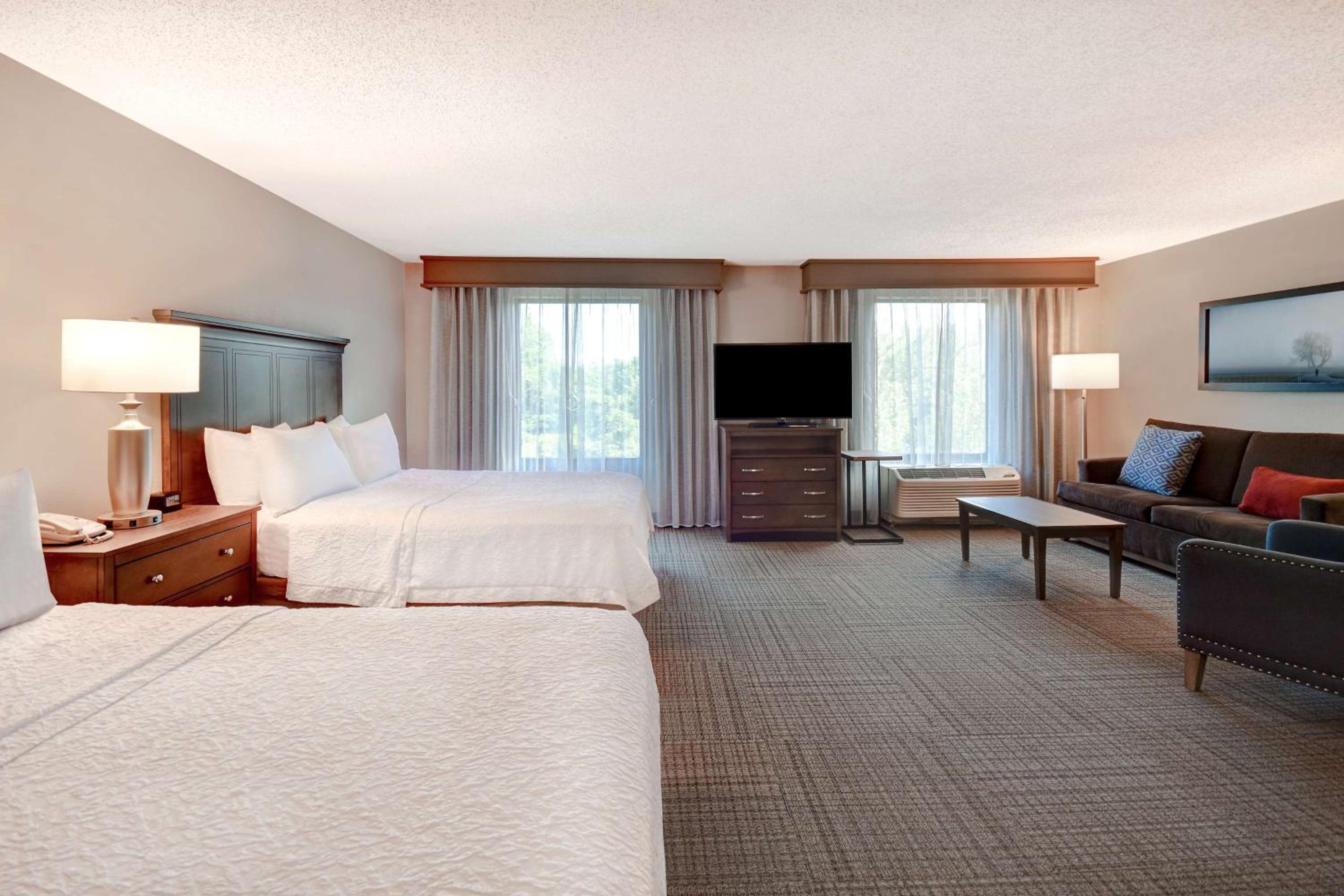 Queen Studio Suite with Two Queen Beds and Sofa Bed - Non-Smoking - Photo 10