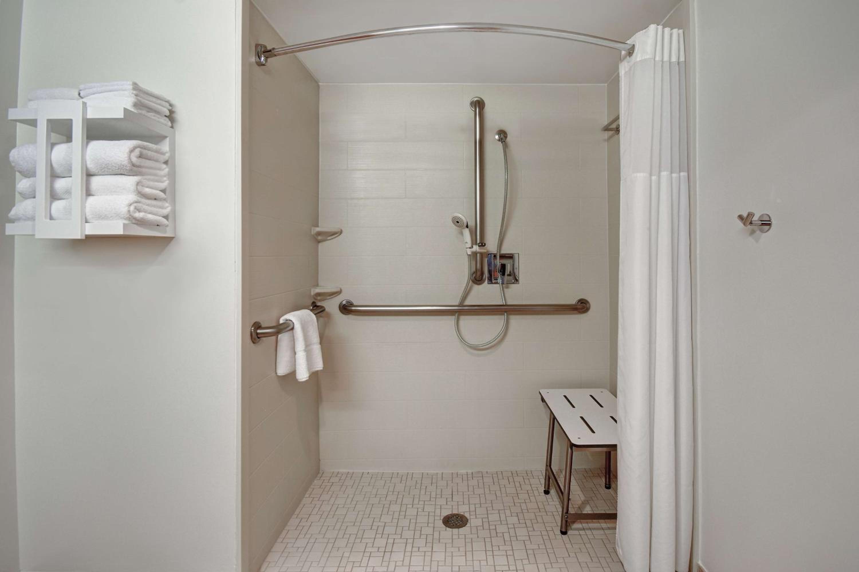 Queen Room with Two Queen Beds and Roll-In Shower - Mobility Access/Non-Smoking - Photo 5
