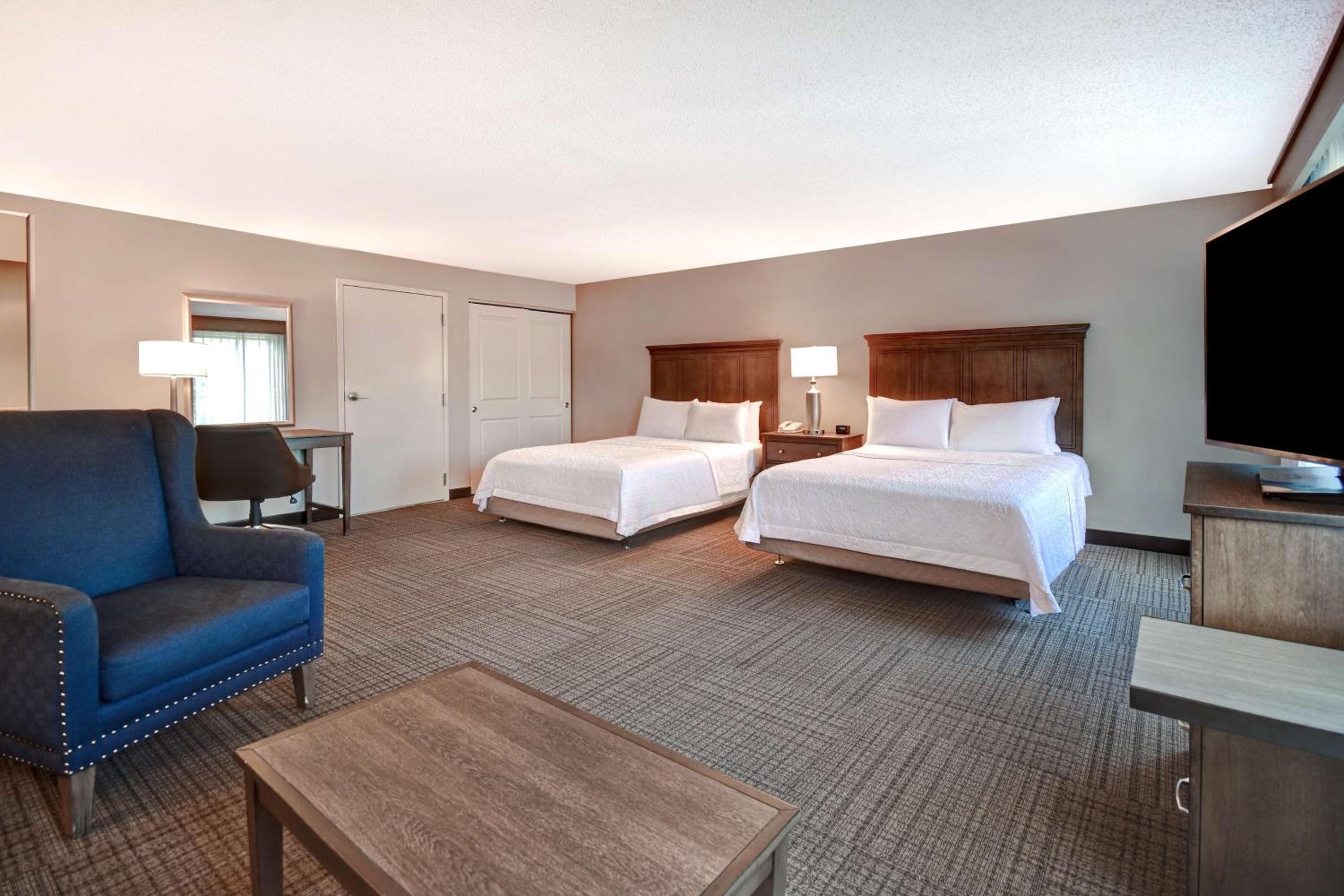 Queen Studio Suite with Two Queen Beds and Sofa Bed - Non-Smoking - Photo 11