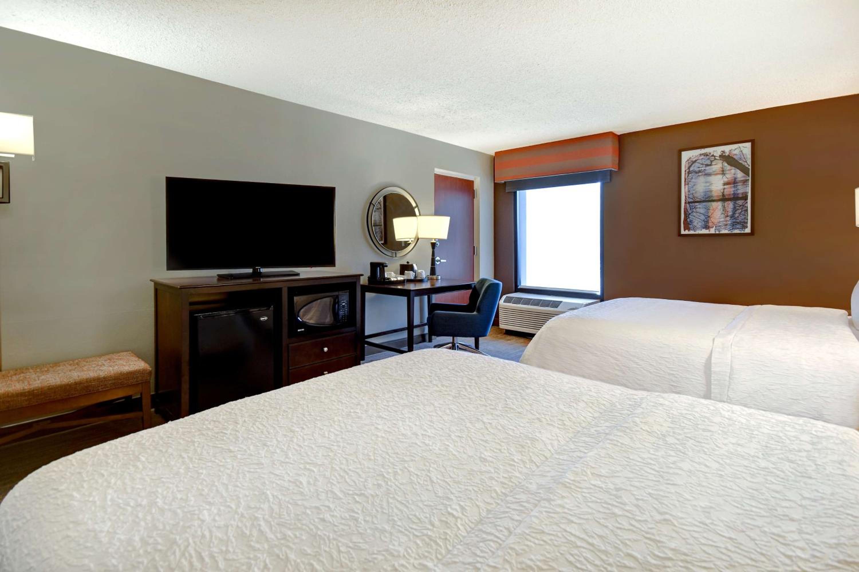 Queen Room with Two Queen Beds - Non-Smoking - Photo 4