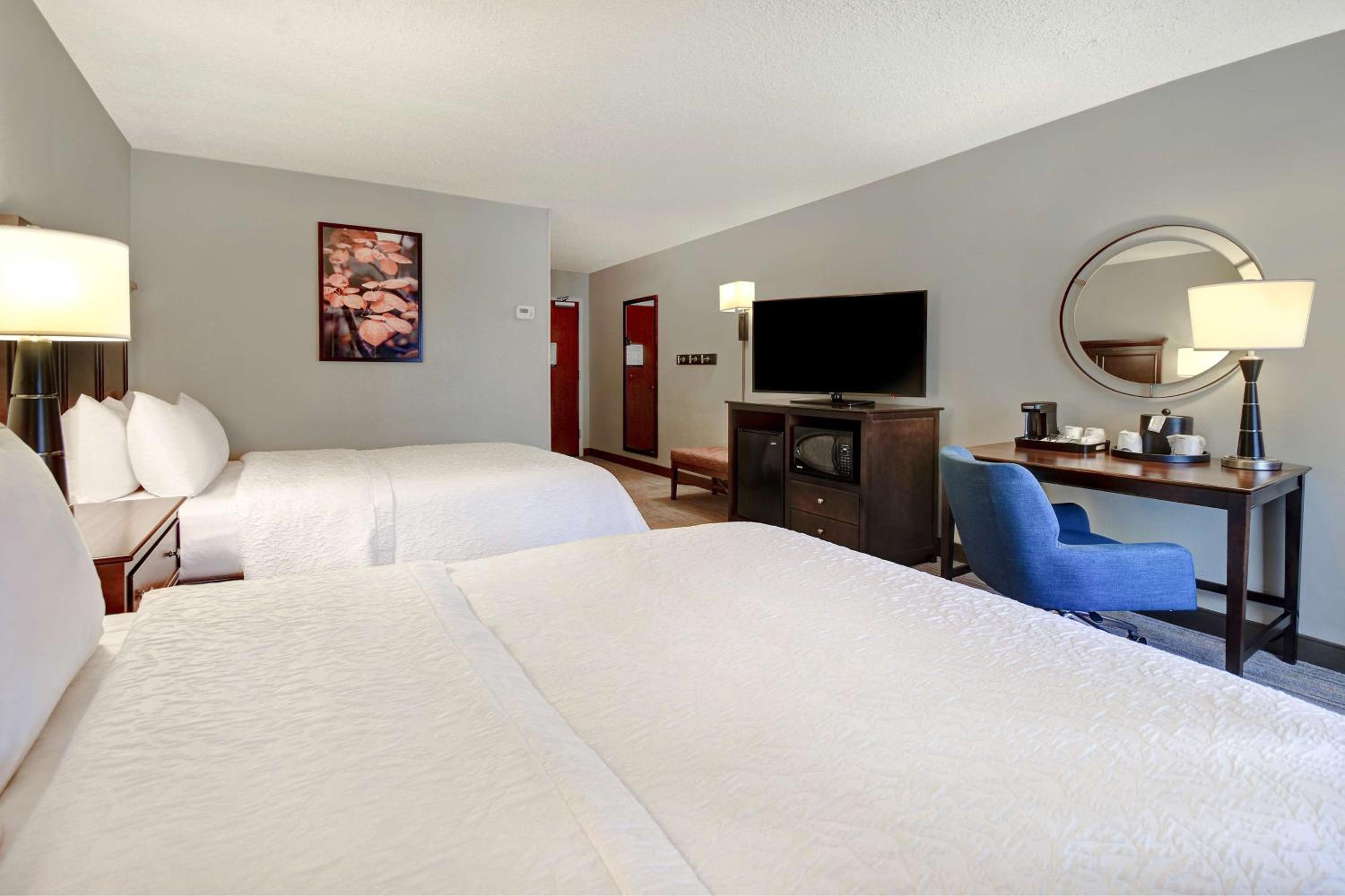 Queen Room with Two Queen Beds - Non-Smoking - Photo 5