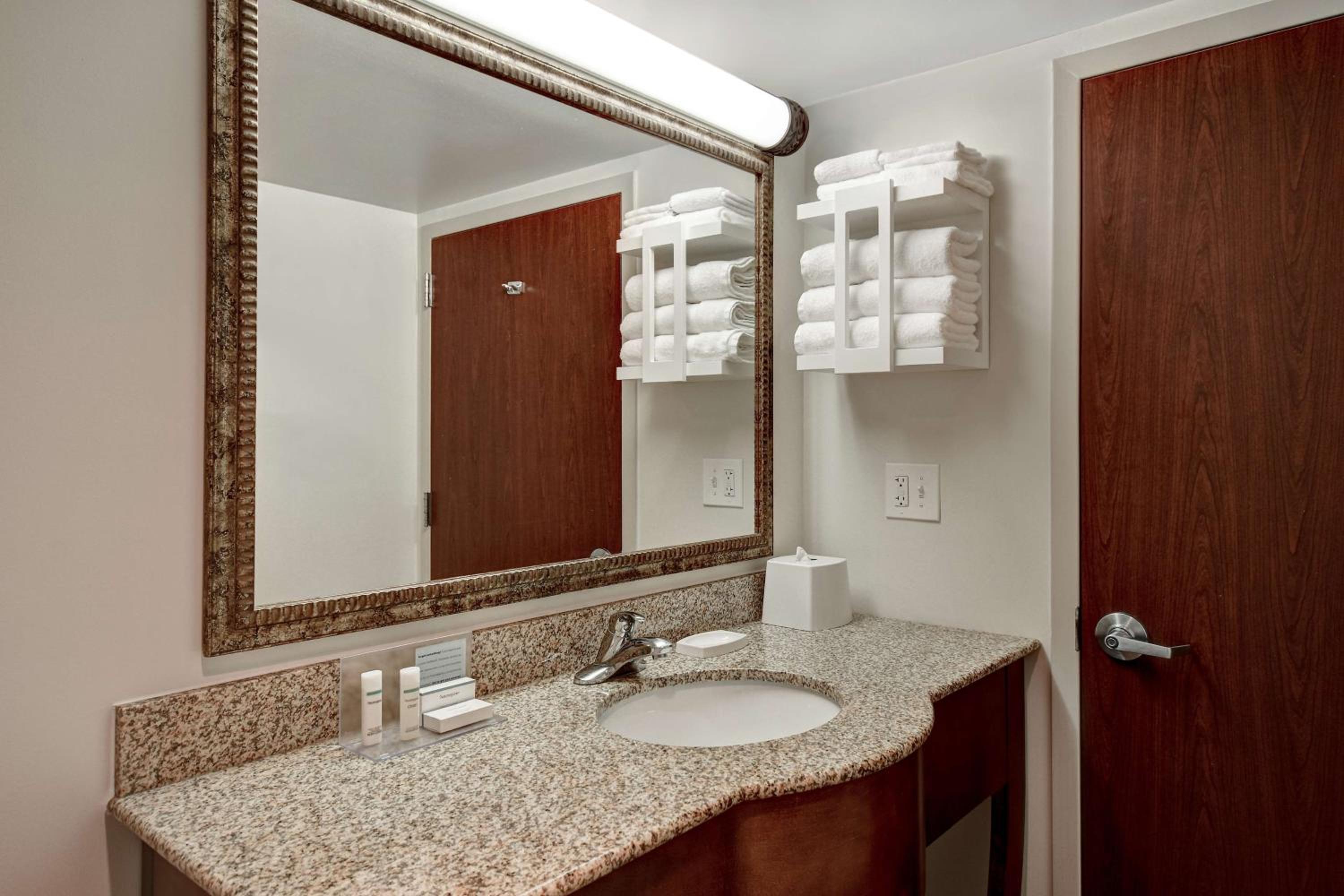 Queen Room with Two Queen Beds - Non-Smoking - Photo 6