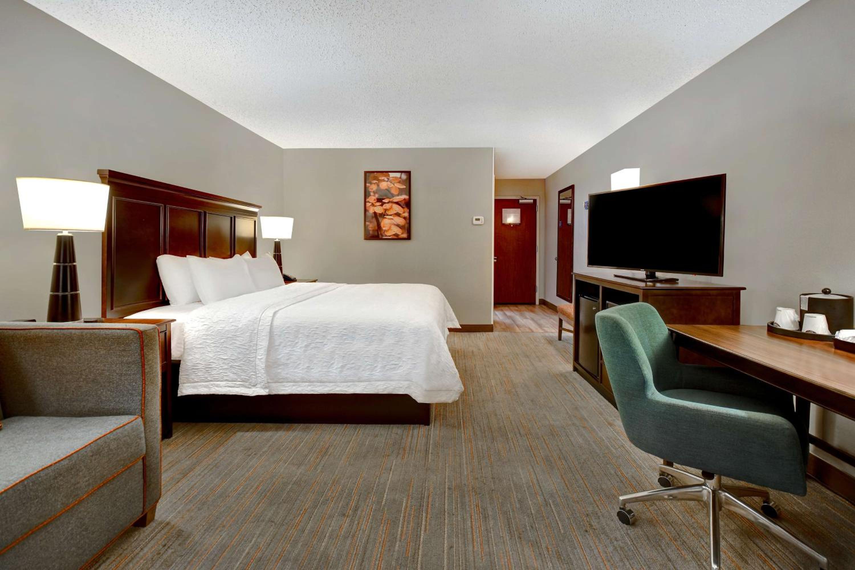 King Room with Sofa Bed - Non-Smoking - Photo 3