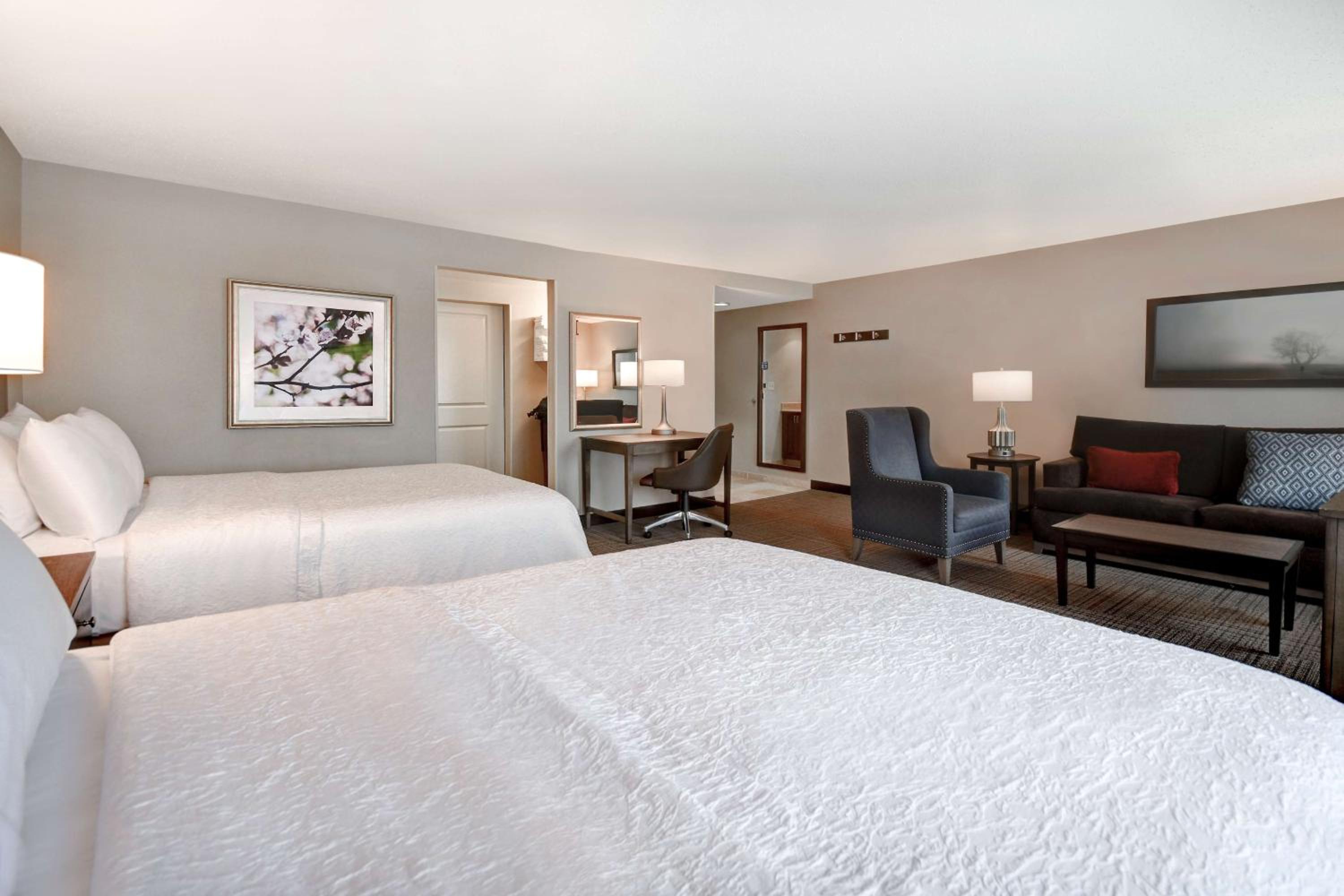 Queen Studio Suite with Two Queen Beds and Sofa Bed - Non-Smoking - Photo 2