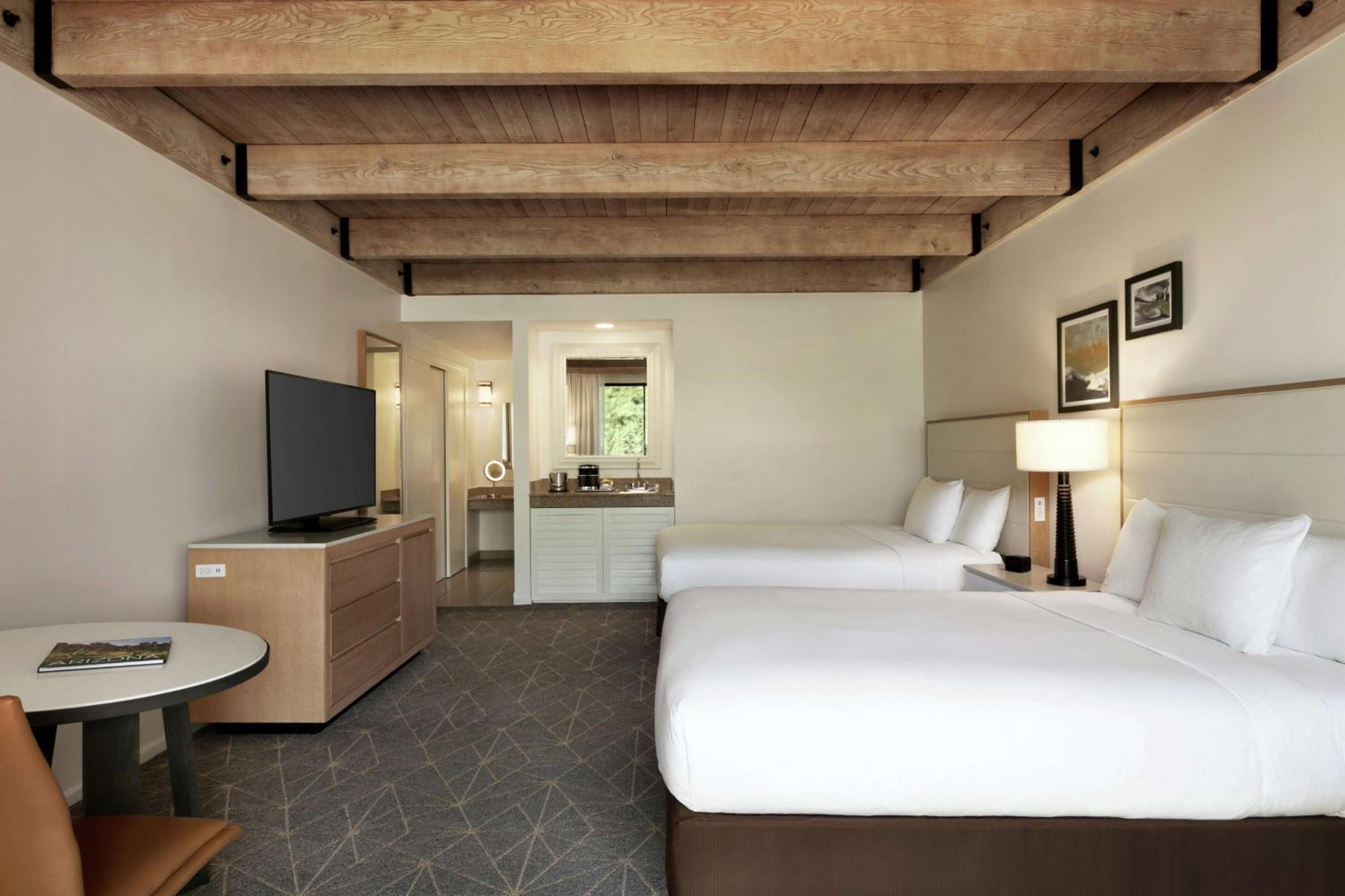 Queen Room with Two Queen Beds - Non-Smoking - Photo 3