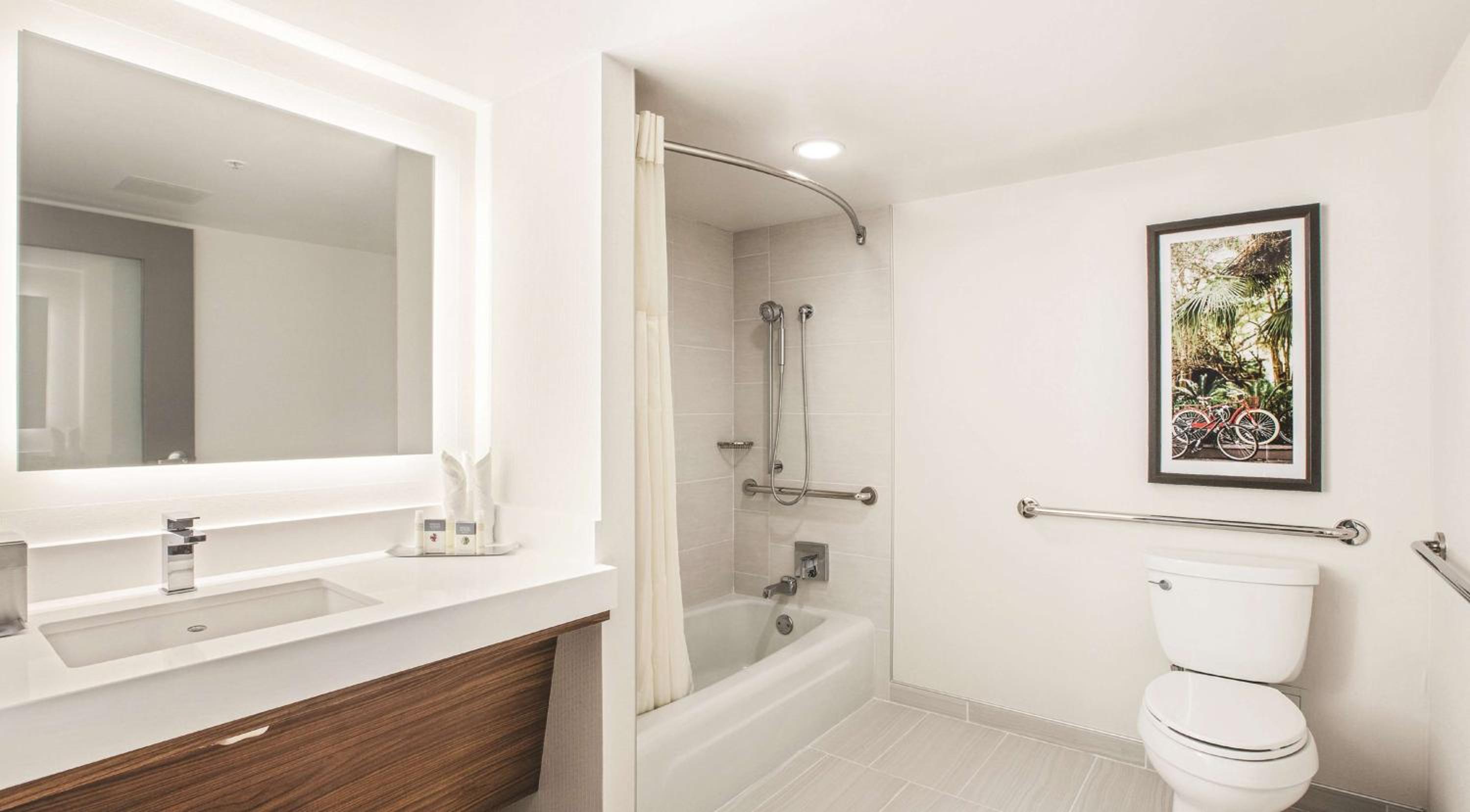 King Room with Bath Tub - Mobility and Hearing Accessible - Photo 3