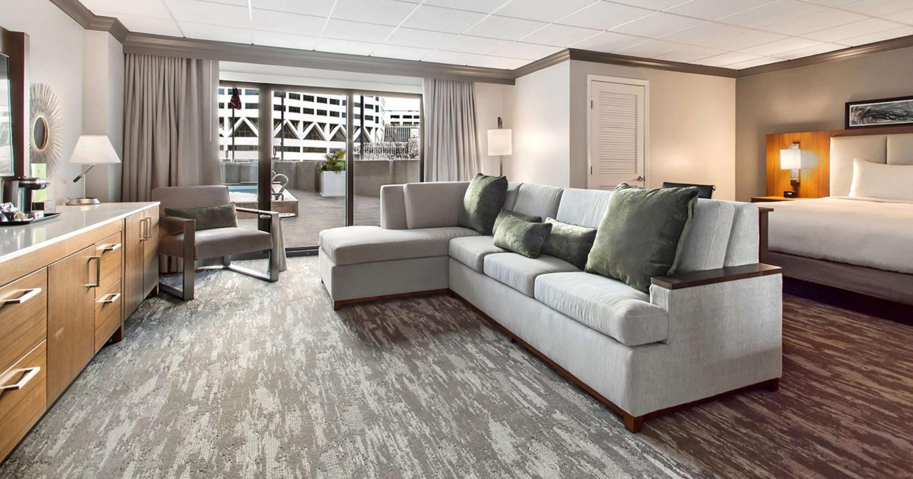 Large Junior King Suite with Pool View photo 3