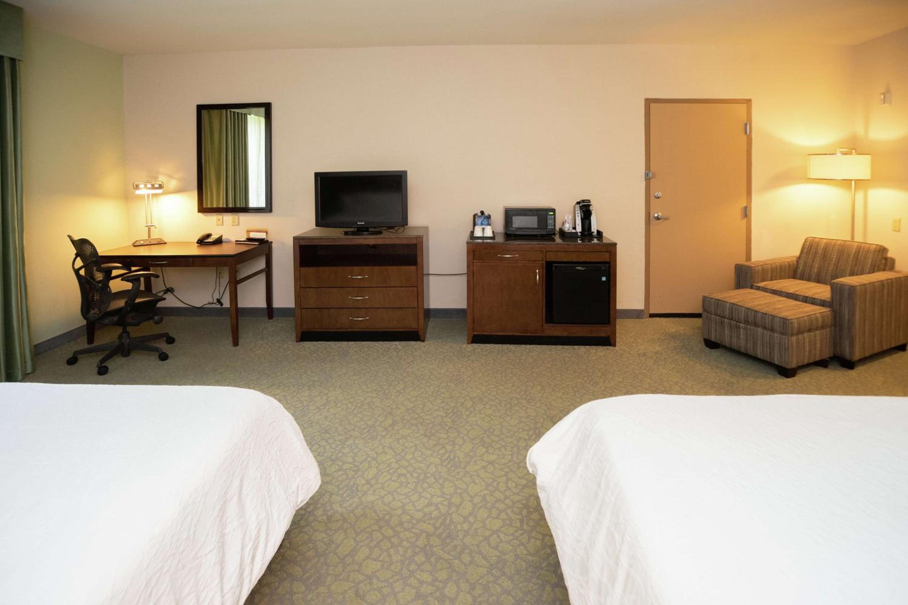 Queen Room with Two Queen Beds - Photo 4