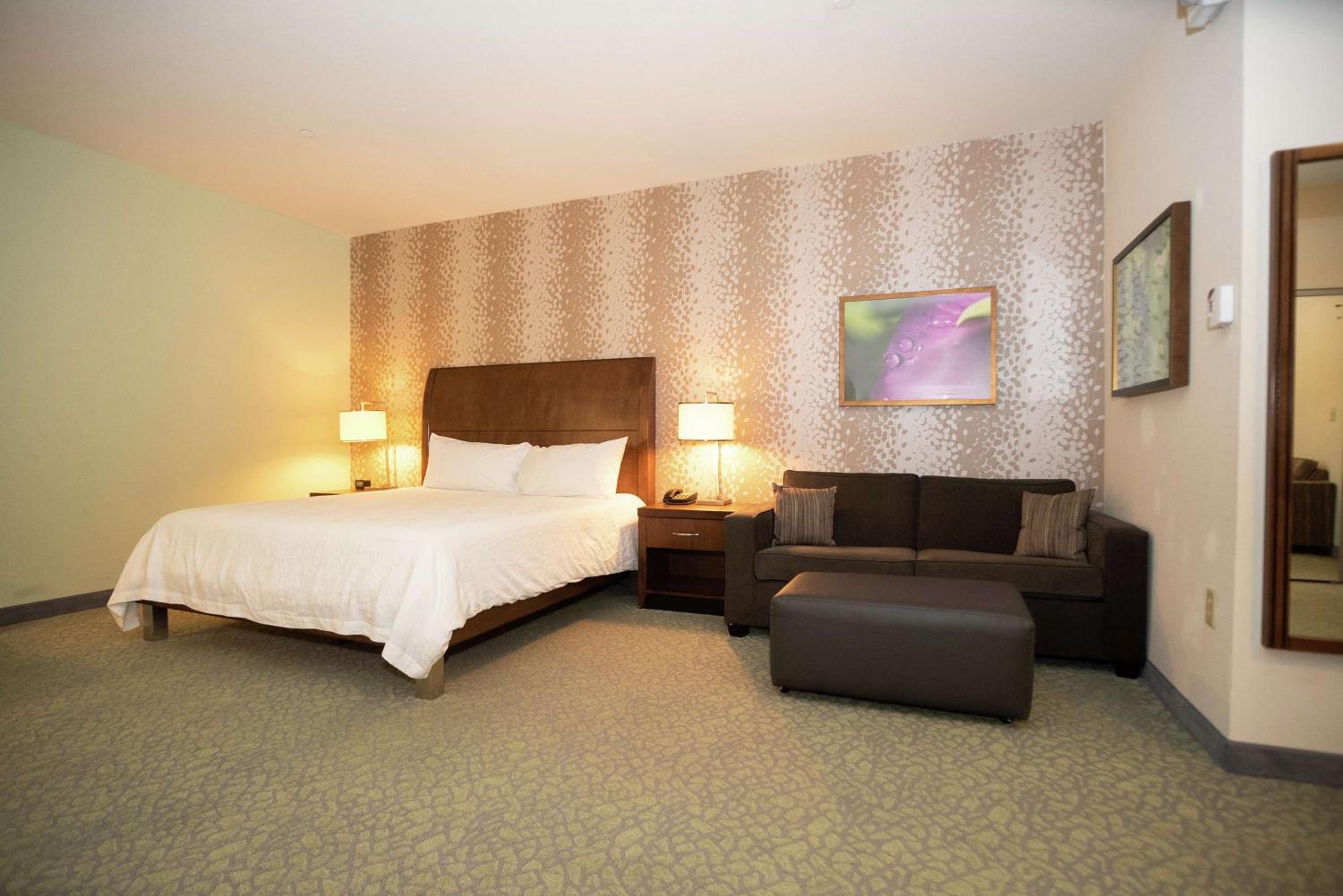 King Room with Bath Tub - Mobility Access photo 1