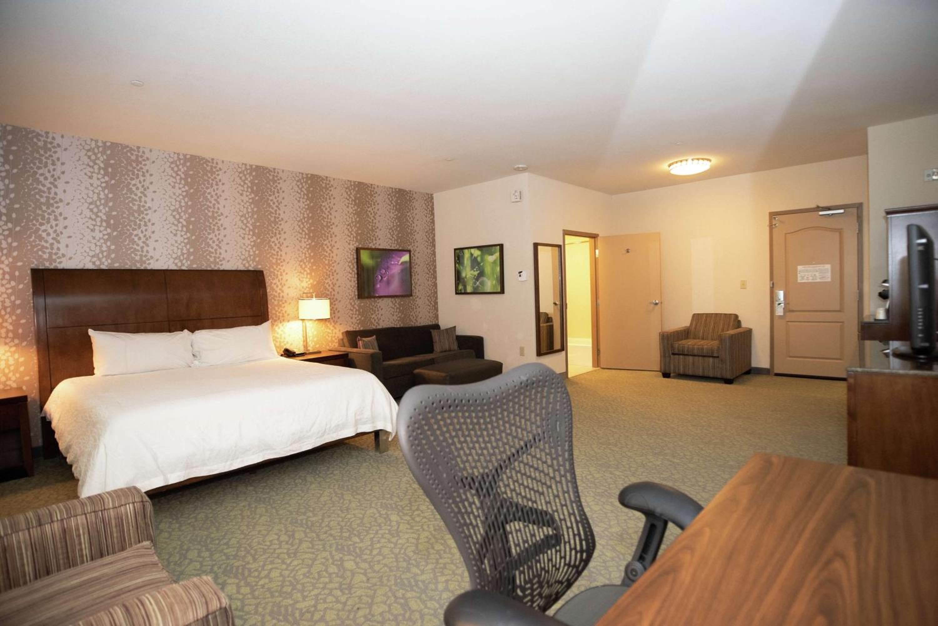 King Room with Bath Tub - Mobility Access photo 2