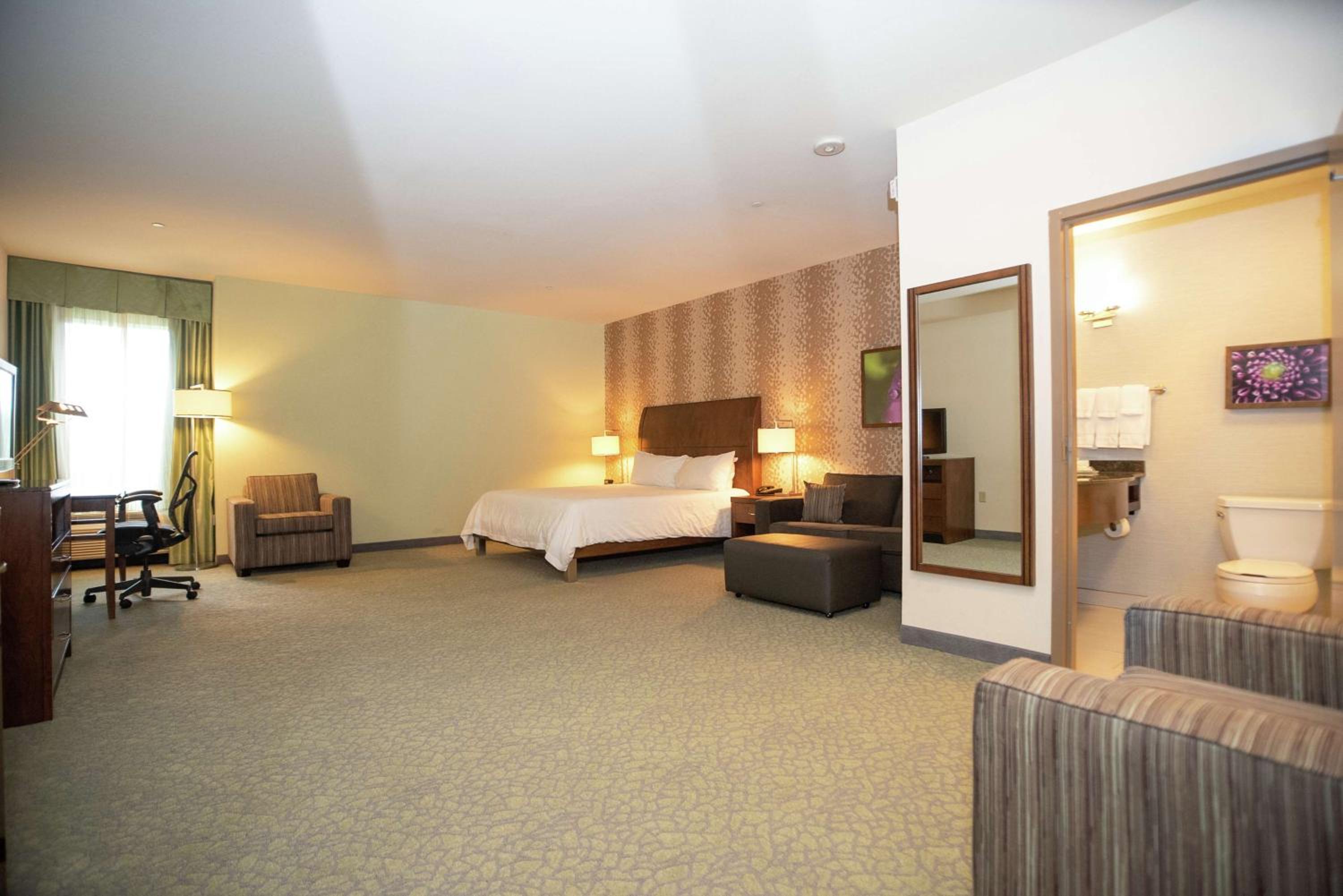 One-Bedroom King Suite with Bathtub - Mobility Access - Photo 4