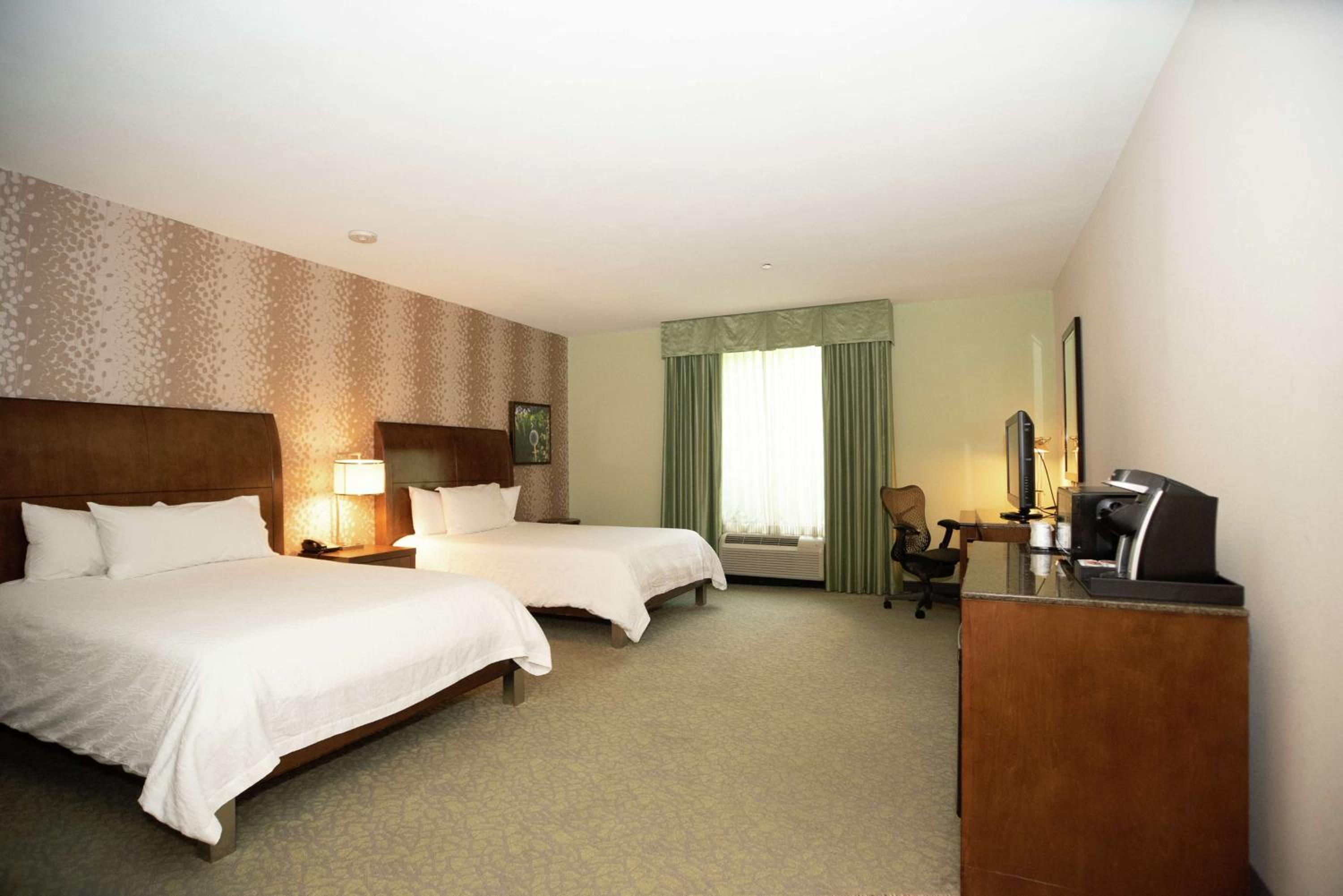 Queen Room with Two Queen Beds - Photo 3