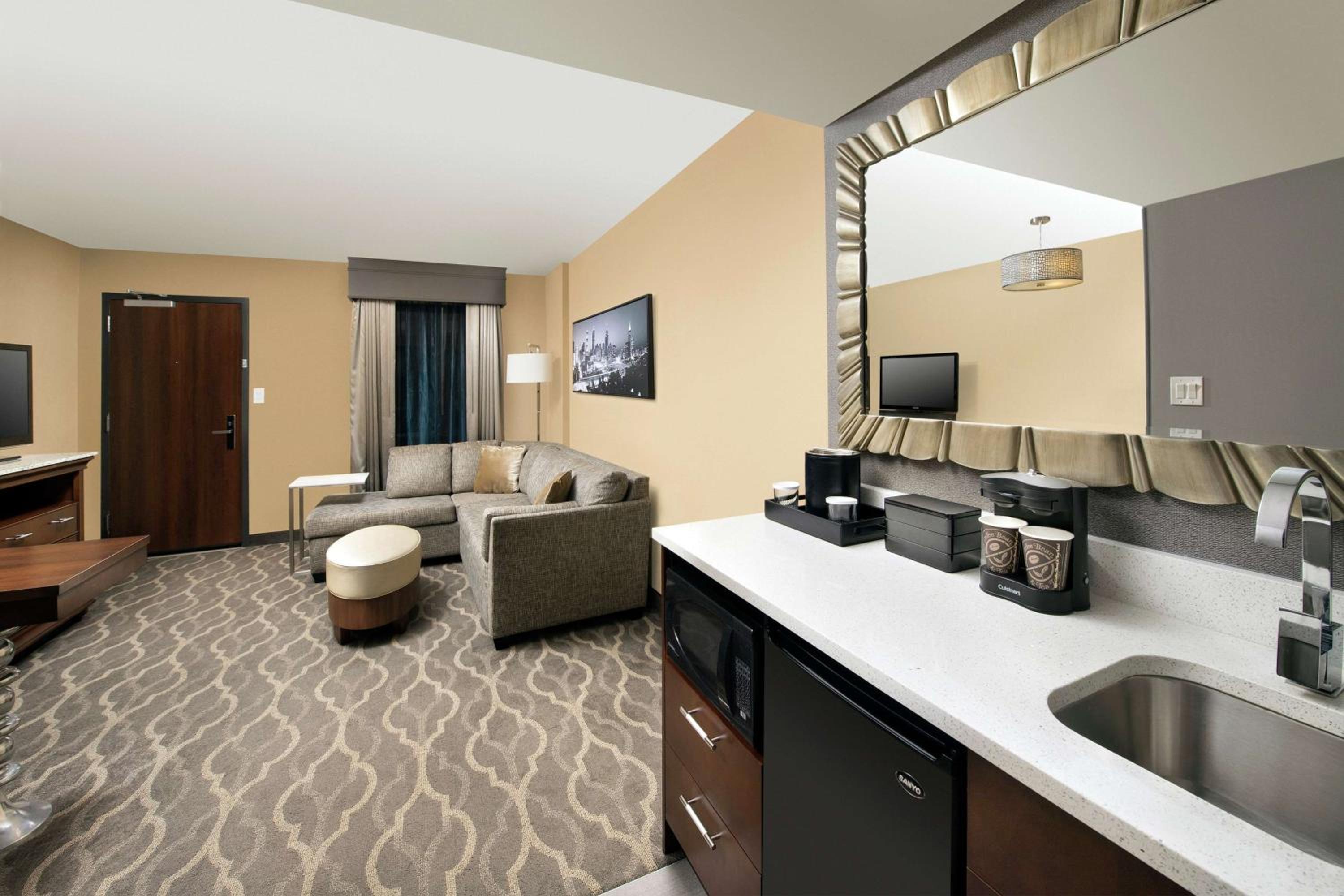 Two-Room King Suite - Non-Smoking - Photo 7