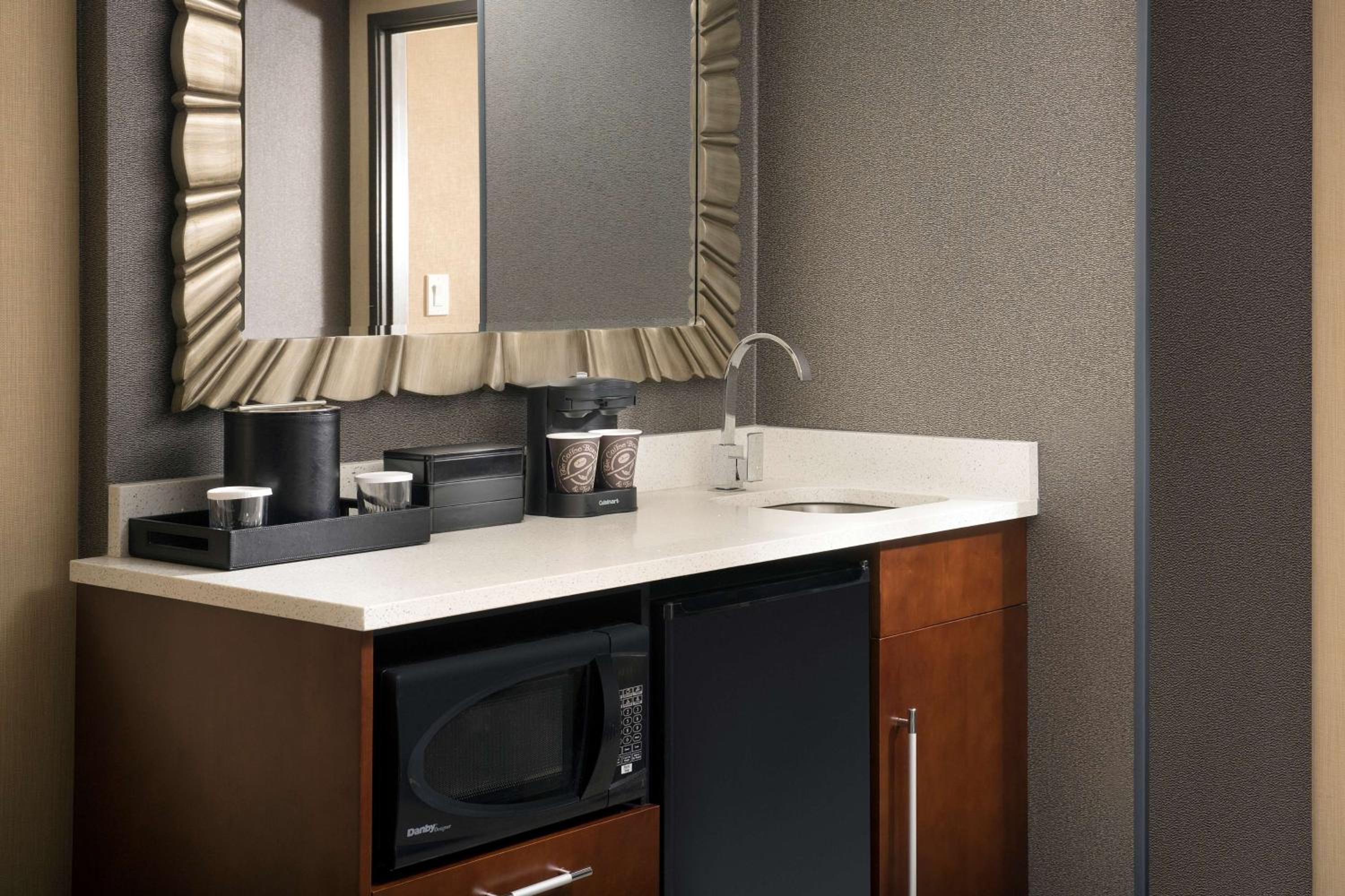 Two-Room King Suite - Non-Smoking - Photo 2