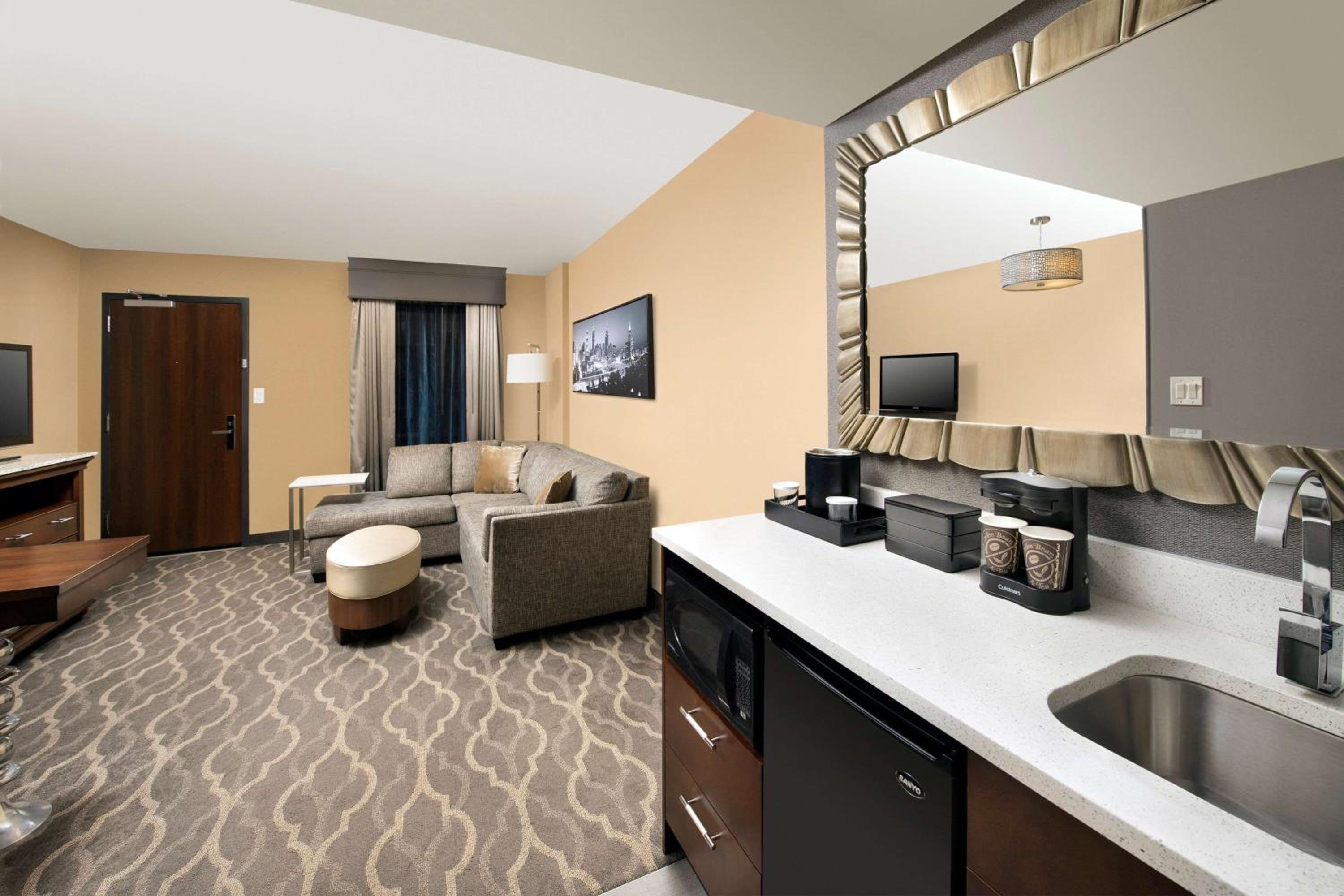 Two-Room King Suite - Non-Smoking - Photo 4