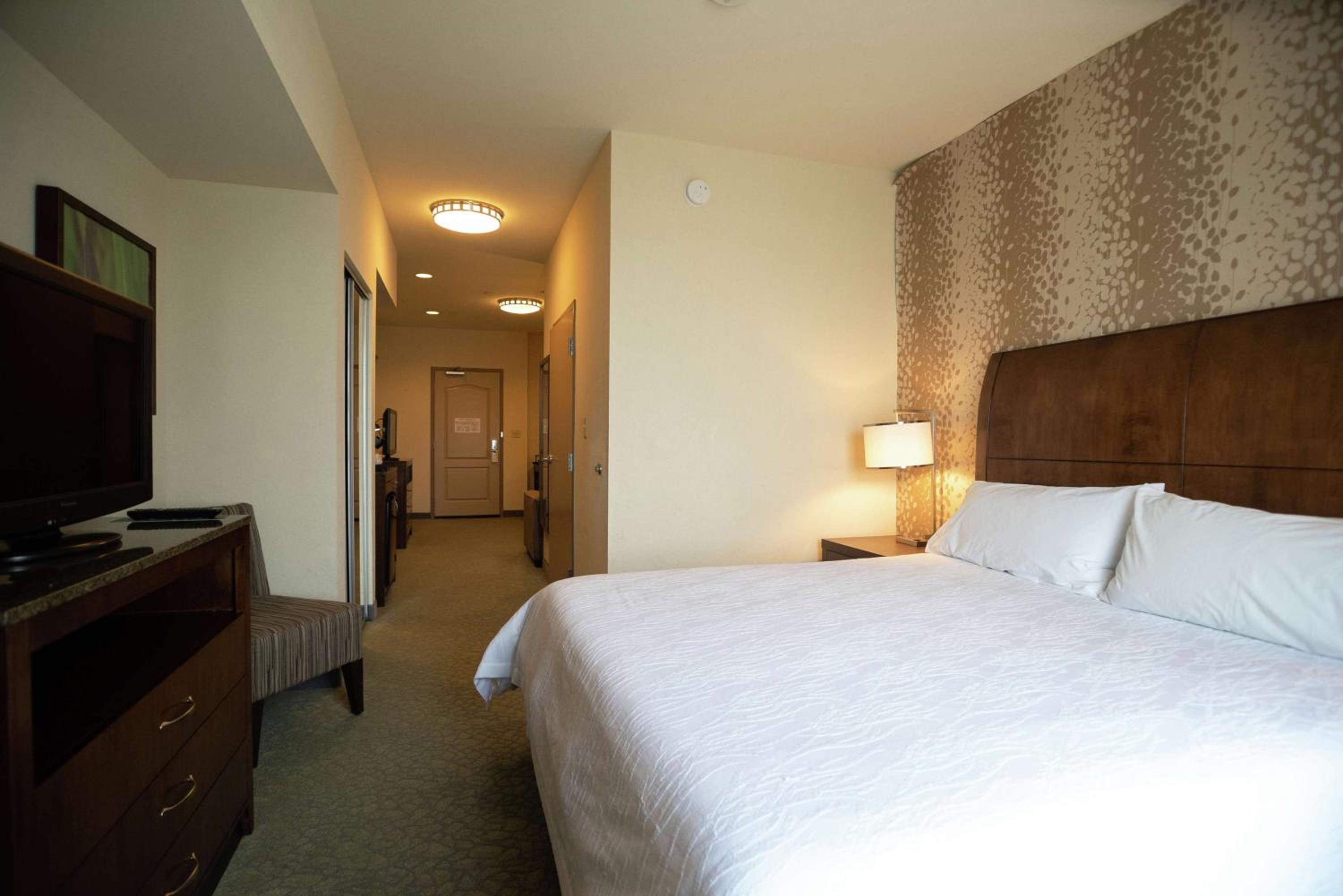Junior King Suite with Sofa Bed - Photo 4