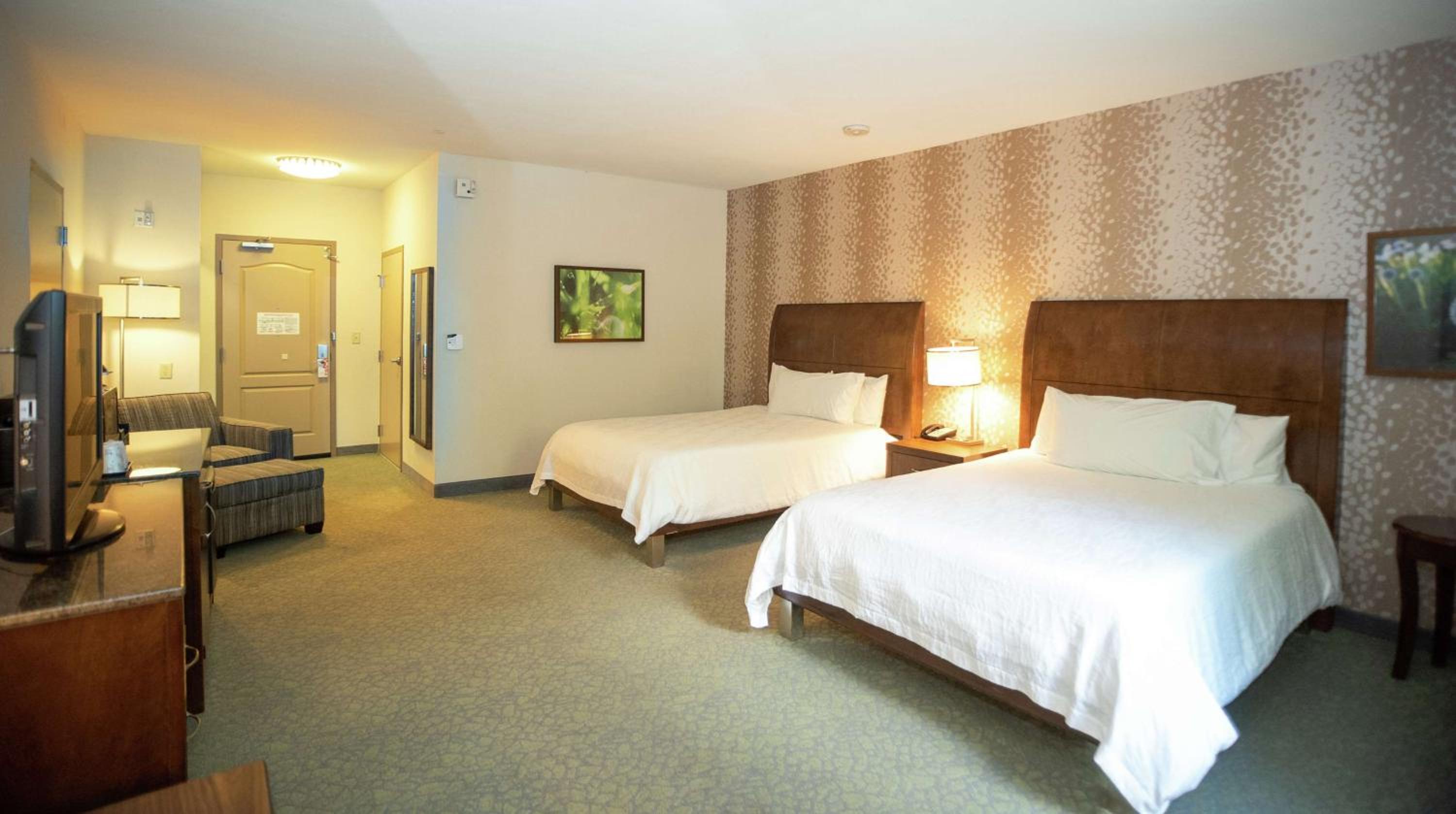 Queen Room with Two Queen Beds and Accessible Tub - Mobility Access - Photo 4
