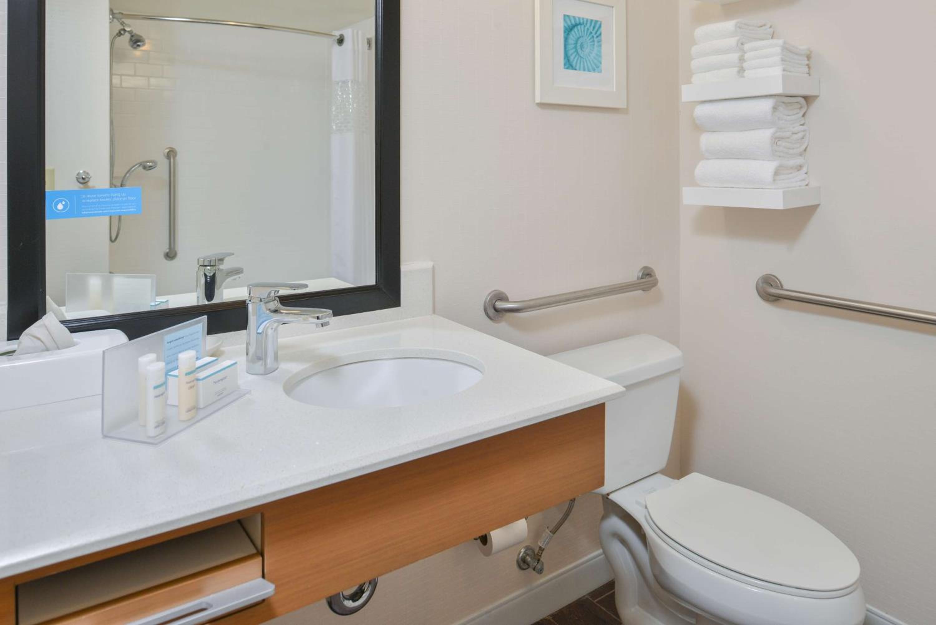 Queen Room with Two Queen Beds - Mobility Access/Non-Smoking photo 3