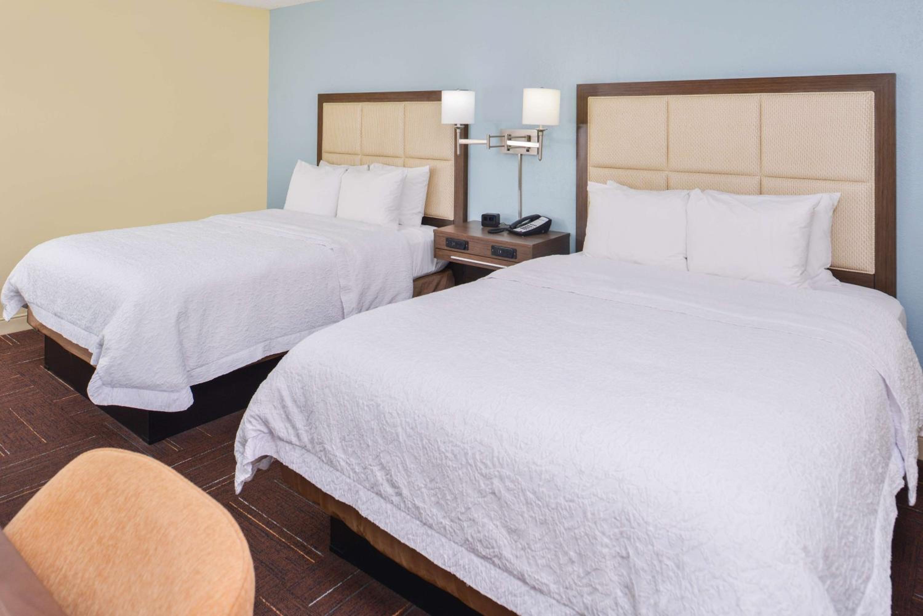 Room with Two Queen Beds - Non-Smoking - Photo 4