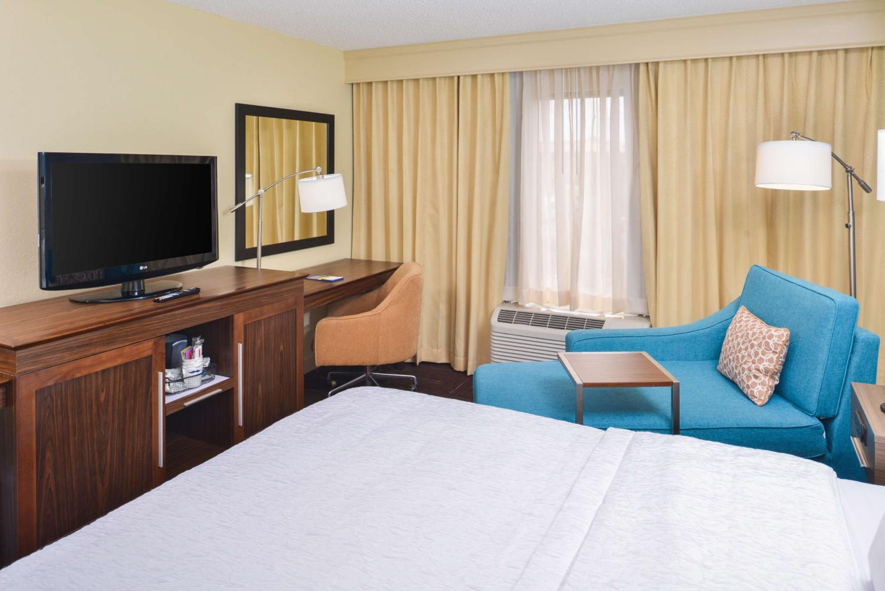 King Room with King Bed - Non-Smoking - Photo 4