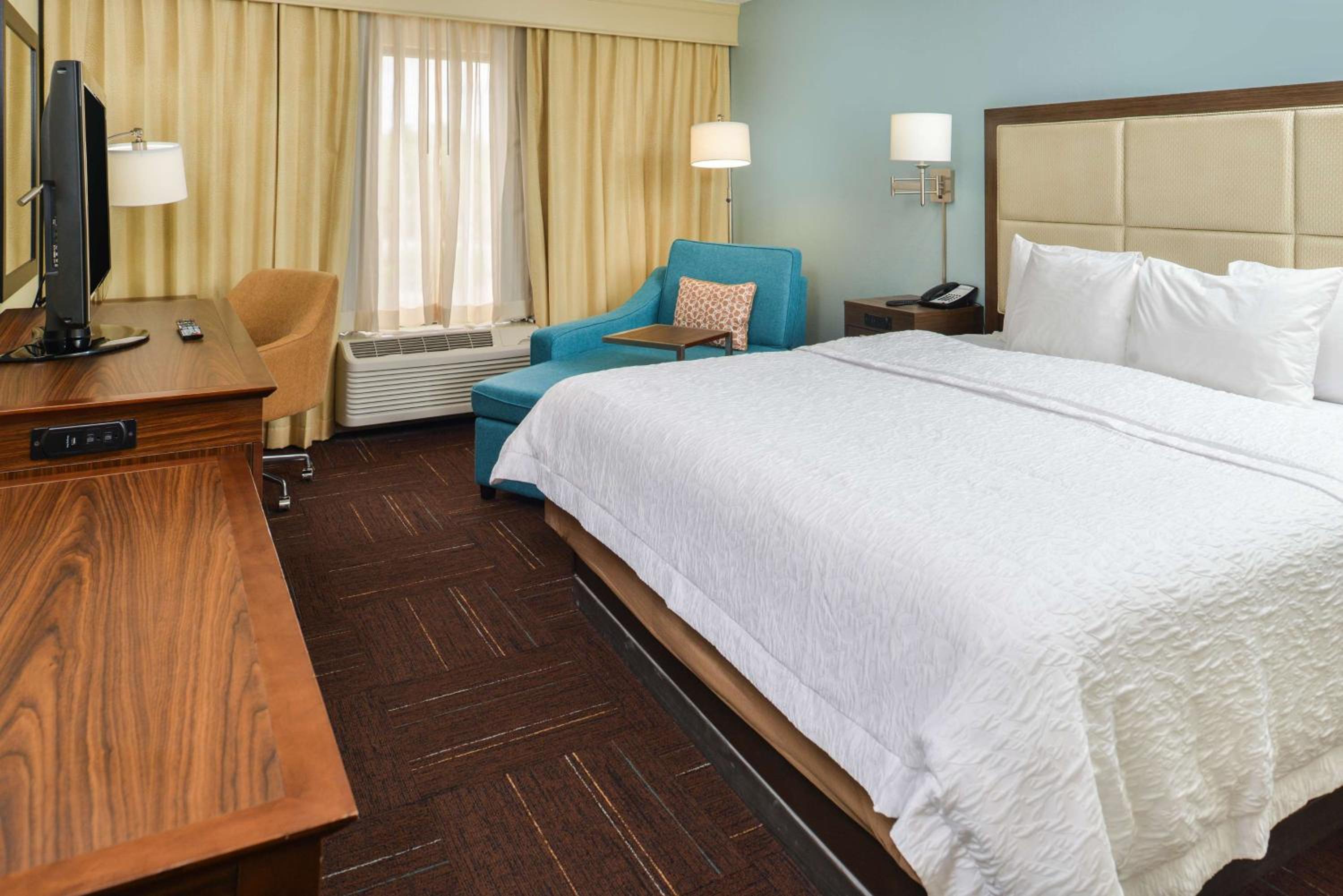 King Room with King Bed - Non-Smoking - Photo 5