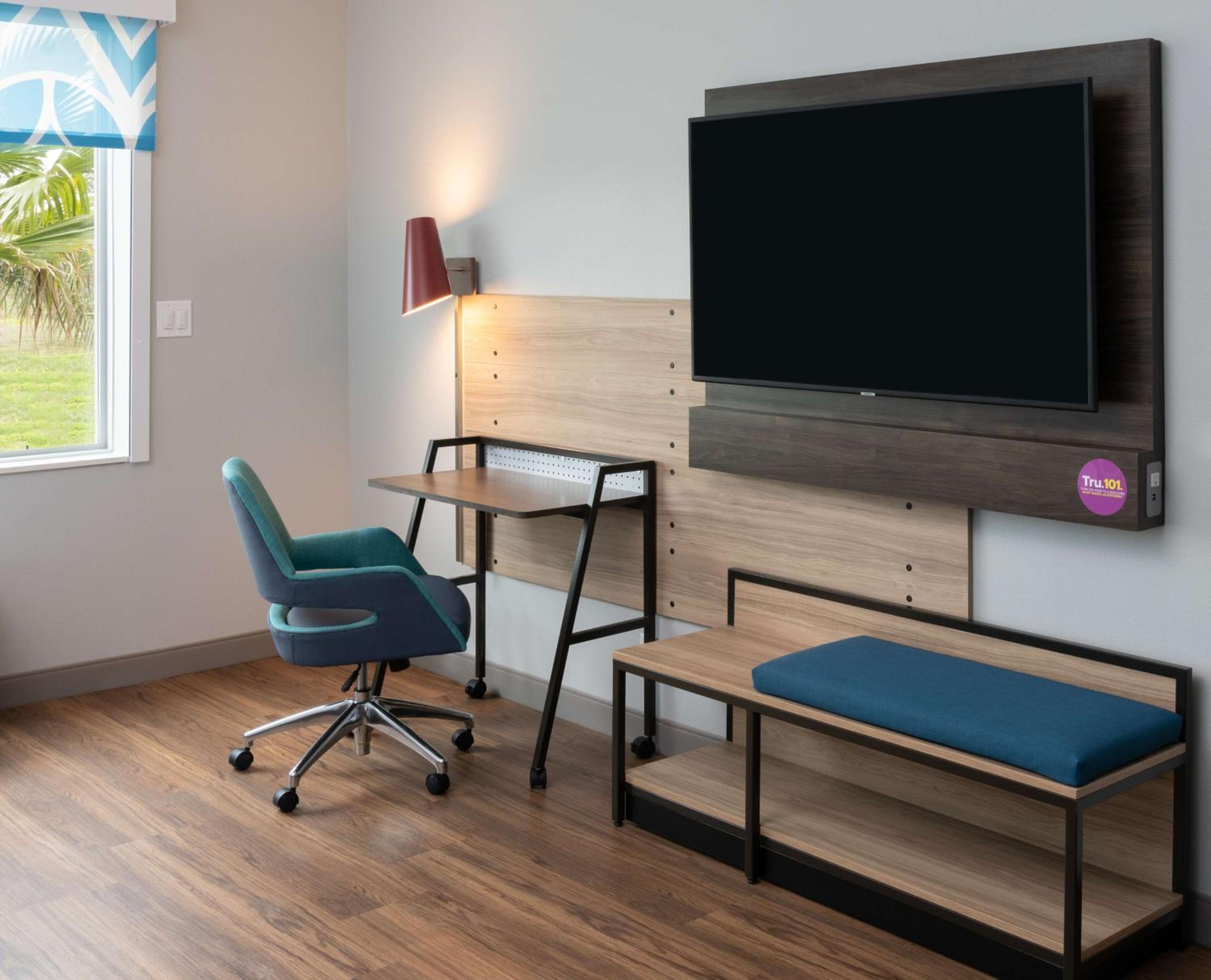King Room with Bath Tub - Mobility Access - Photo 3