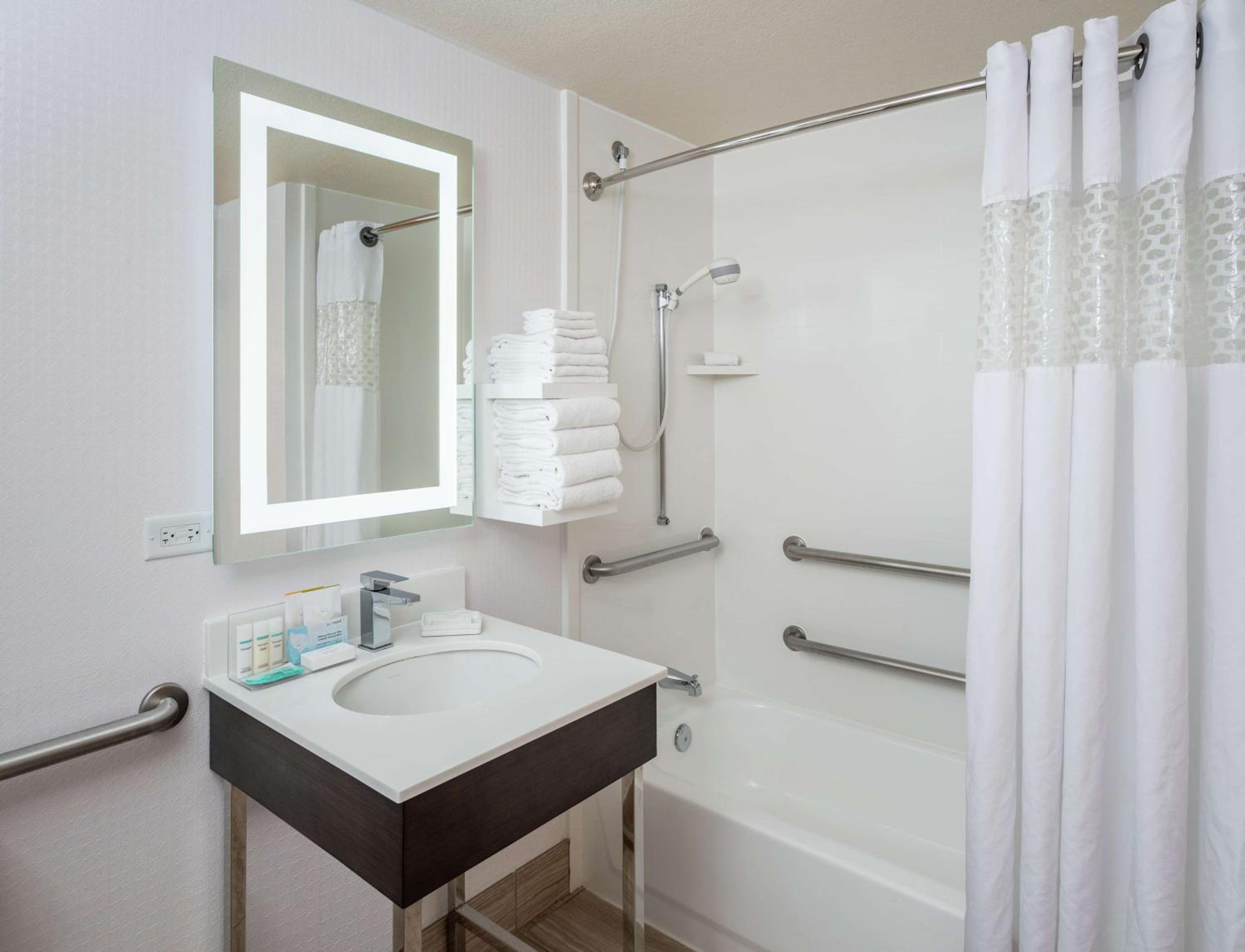 King Room with Accessible Tub - Mobility and Hearing Access/Non-Smoking - Photo 5