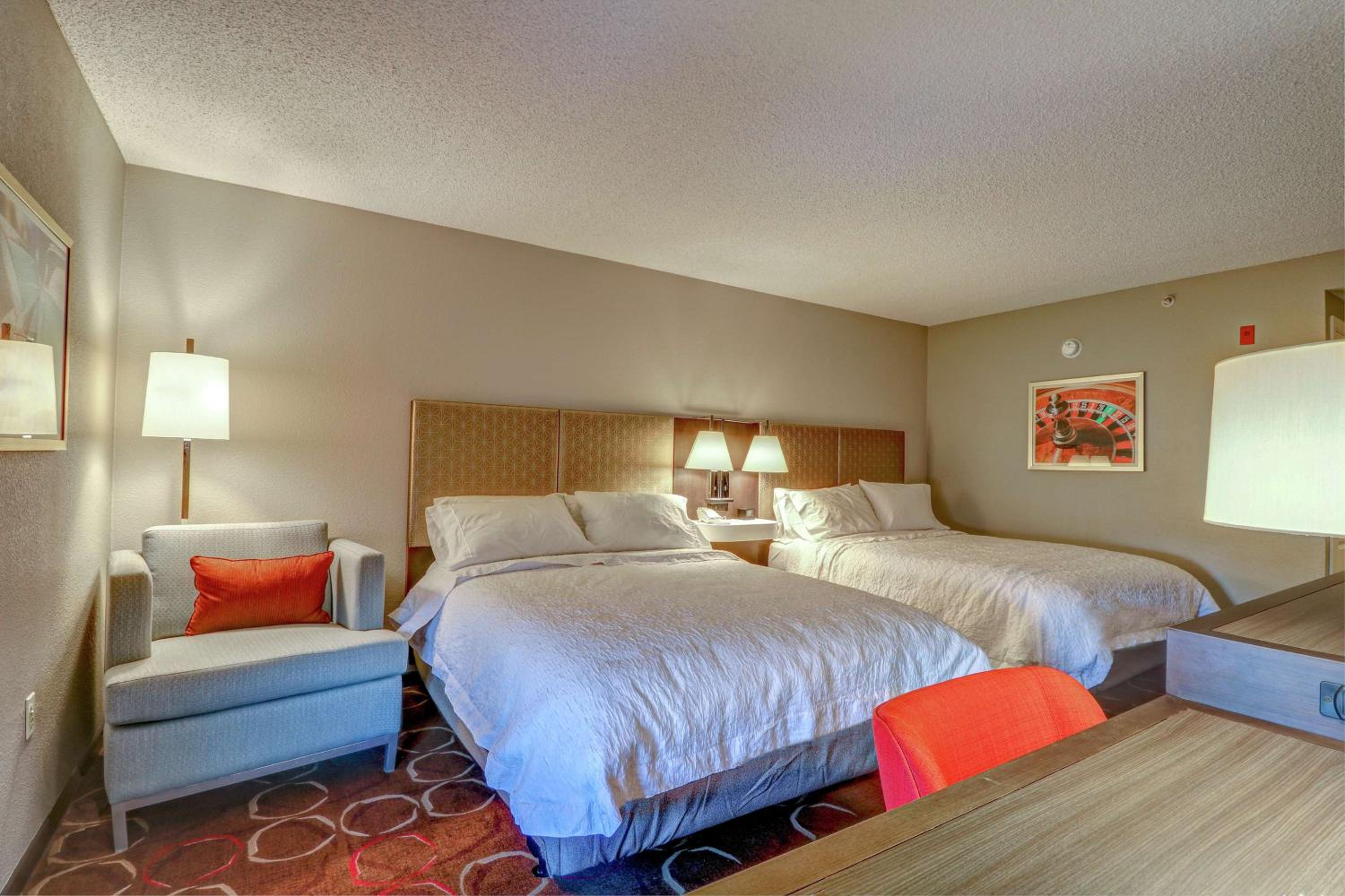 Two Queen Beds - Non-Smoking - Photo 10