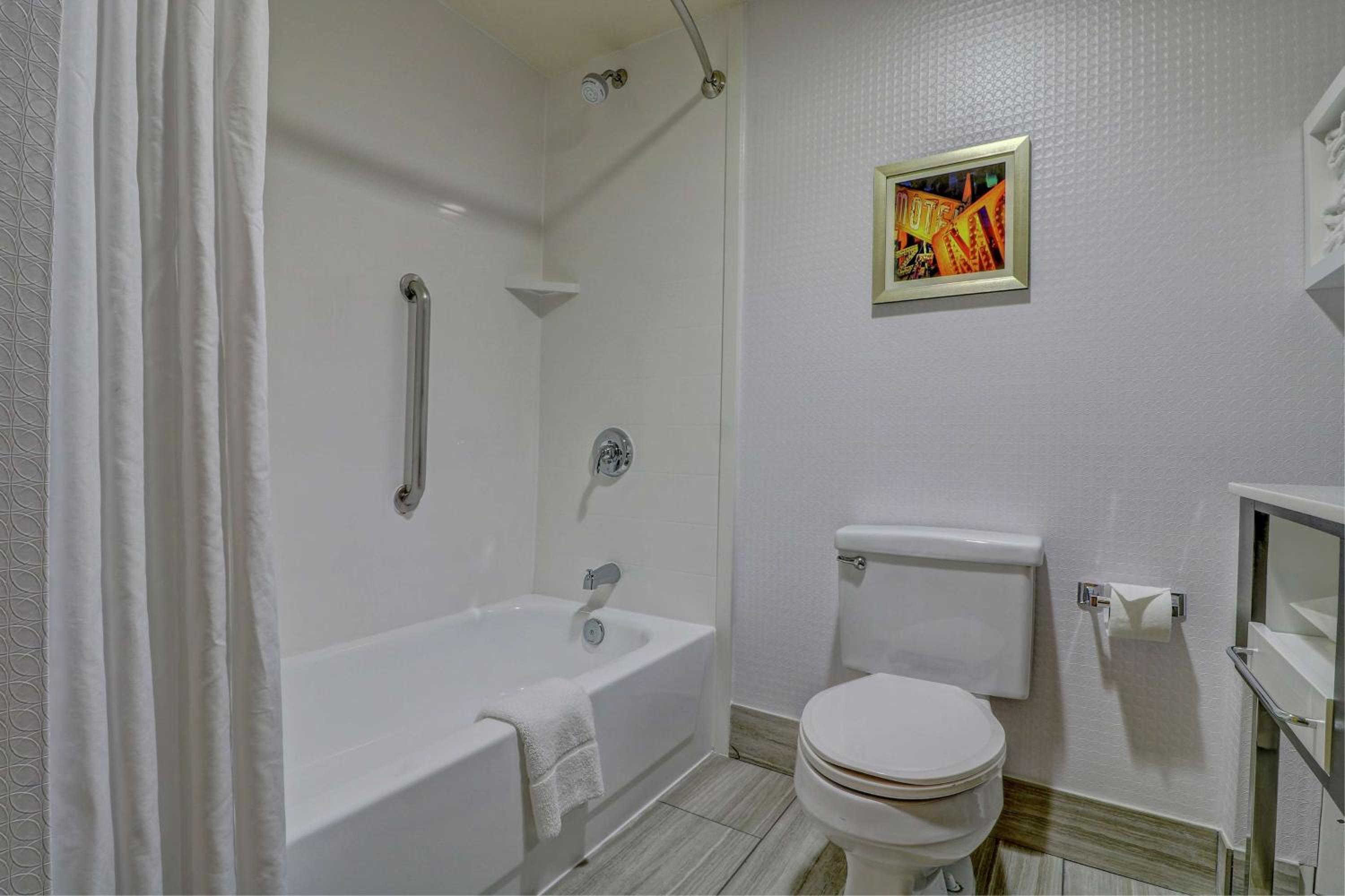 King Room with Sofa Bed - Non-Smoking - Photo 6