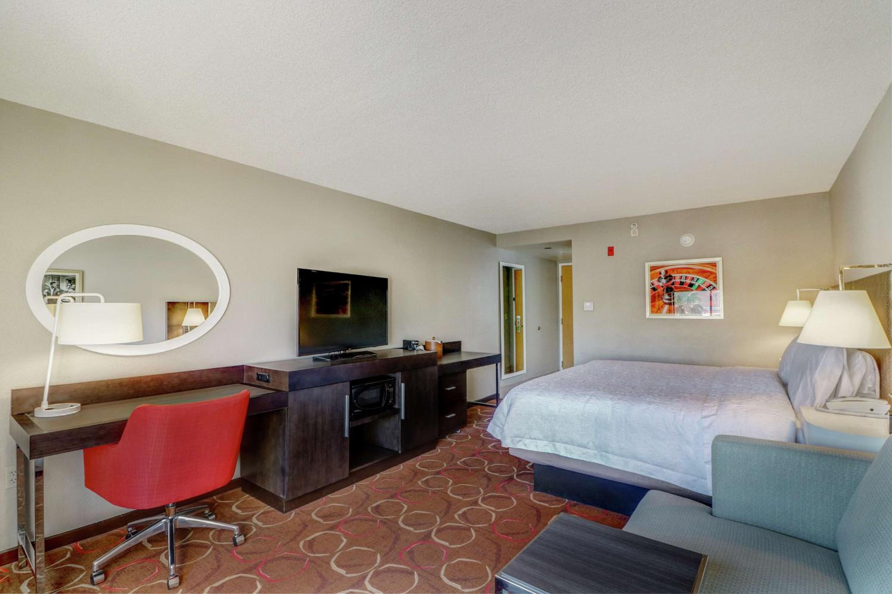 King Room with Sofa Bed - Non-Smoking - Photo 9