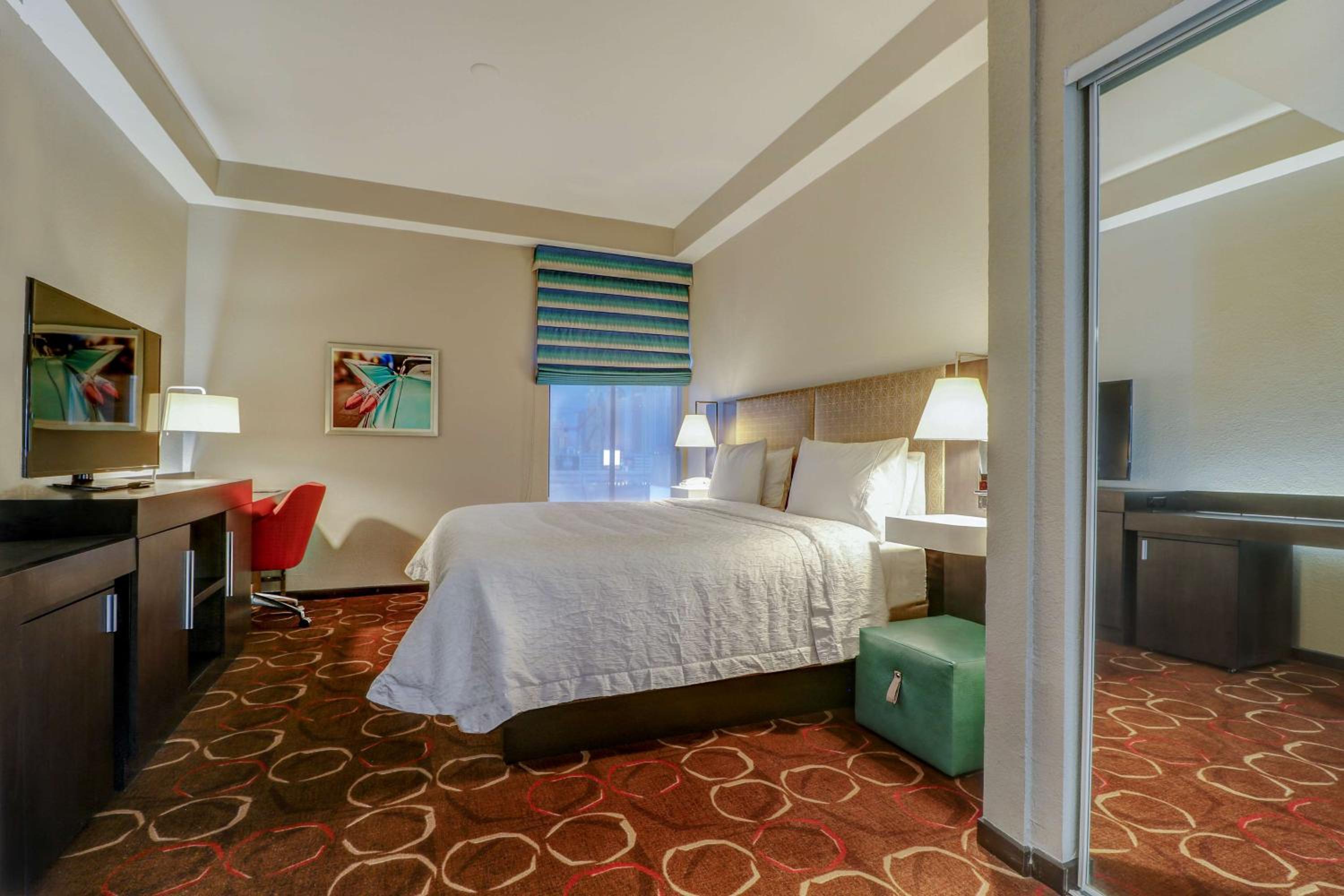 King Room with Sofa Bed - Non-Smoking - Photo 3