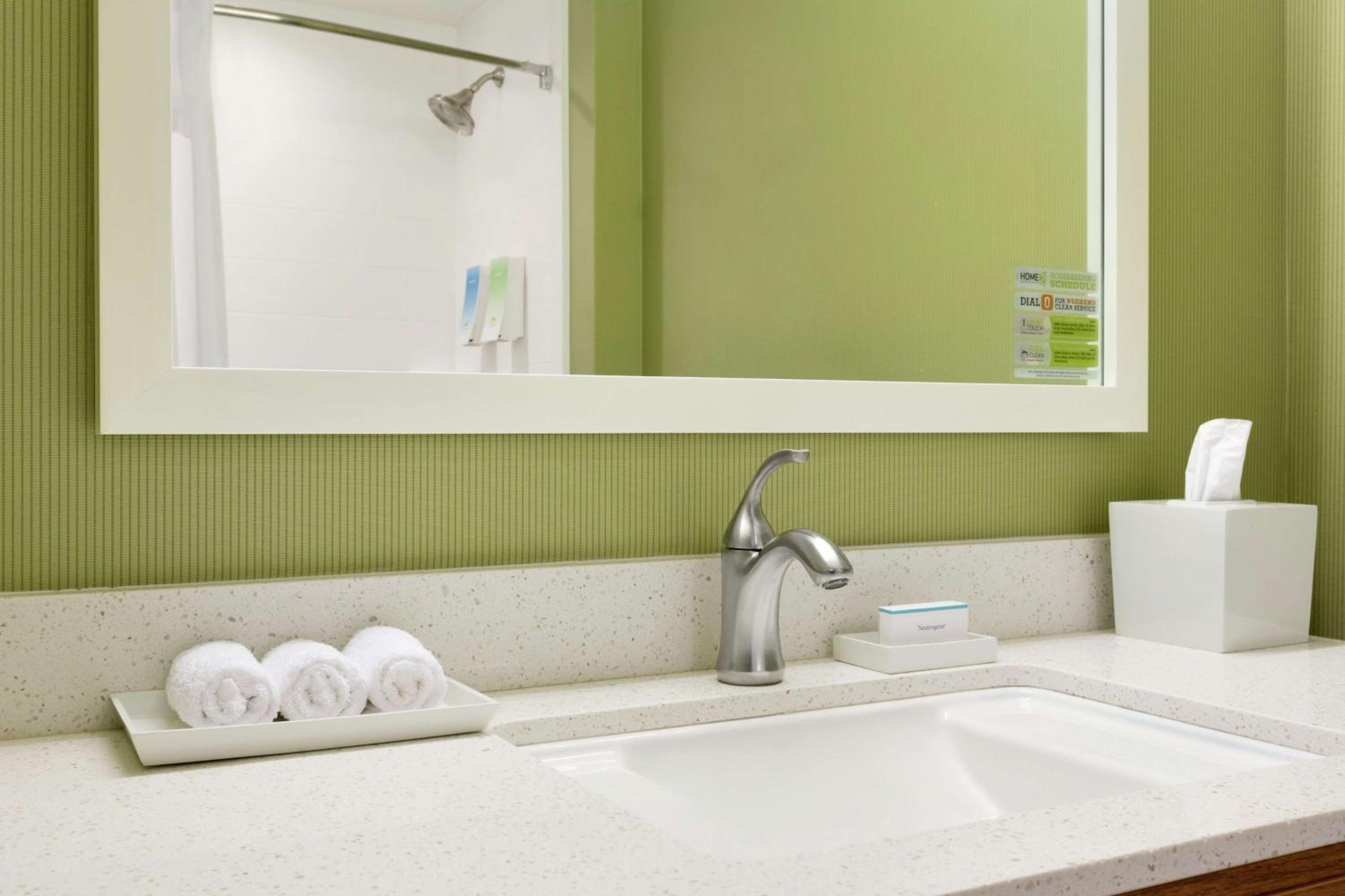 Queen Suite with Roll-In Shower - Mobility Access - Photo 3